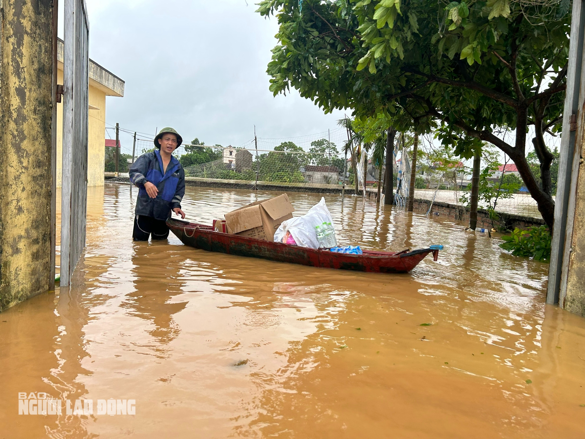 Xuồng máy giải cứu người dân khi nước lũ Thái Nguyên dâng cao , nguy hiểm - Ảnh 6.