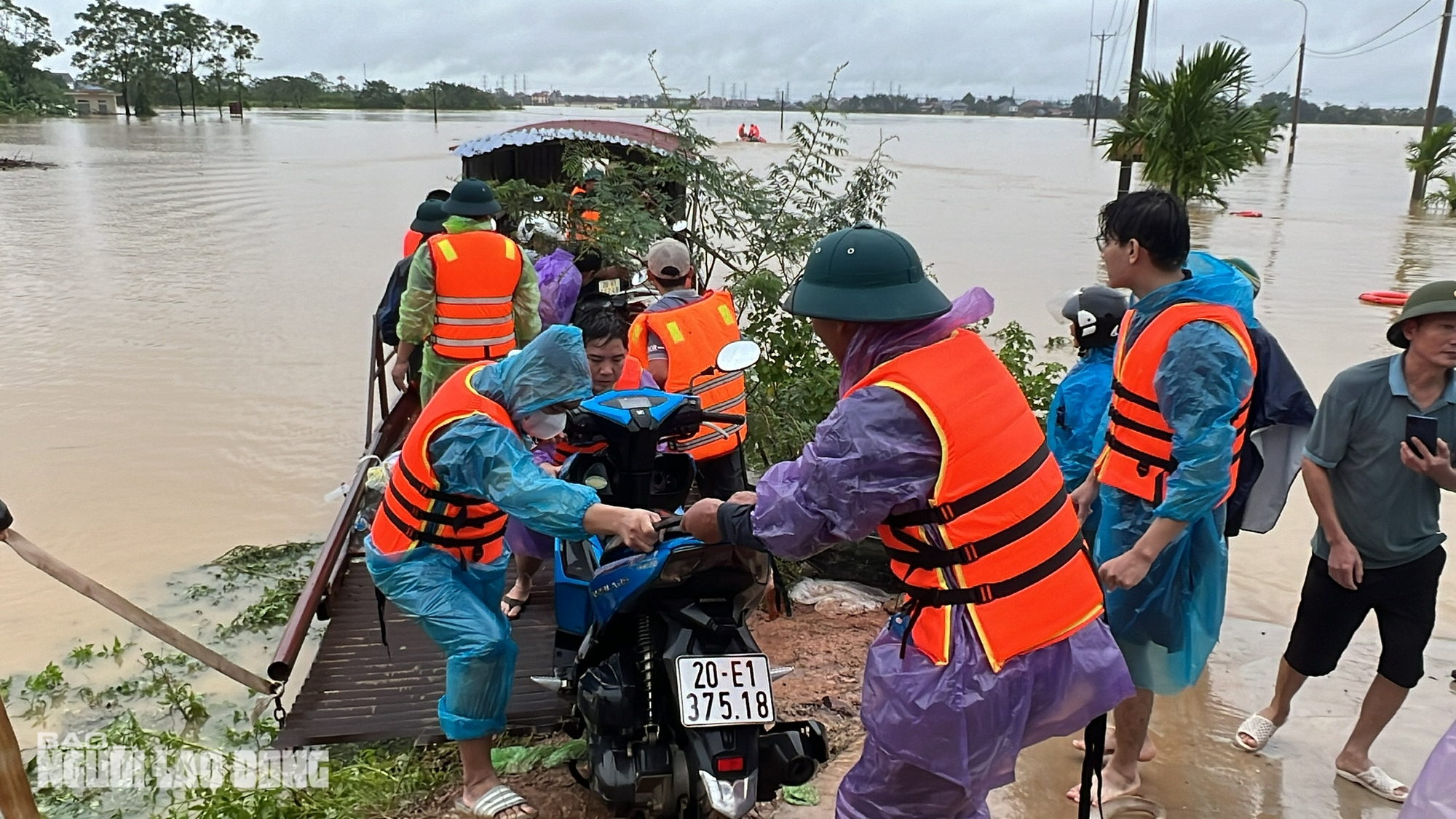 Xuồng máy giải cứu người dân khi nước lũ Thái Nguyên dâng cao , nguy hiểm - Ảnh 11.