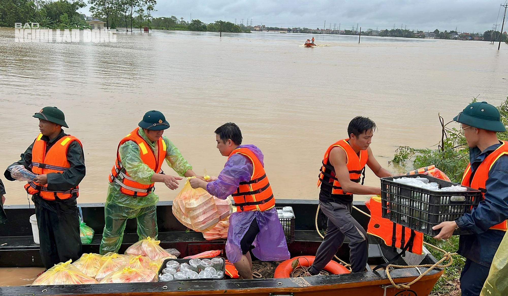 Xuồng máy giải cứu người dân khi nước lũ Thái Nguyên dâng cao , nguy hiểm - Ảnh 14.