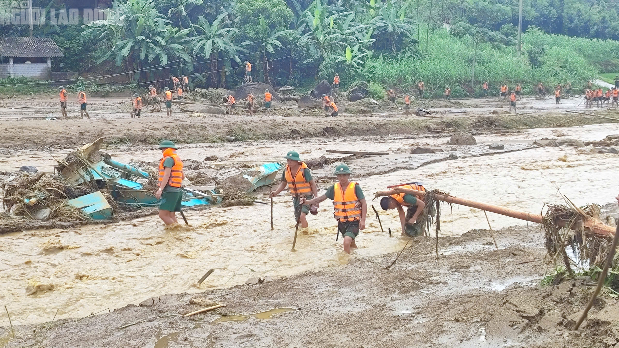 Hiện trường lũ quét Lào Cai: Gần 100 người chết và mất tích - Ảnh 9.