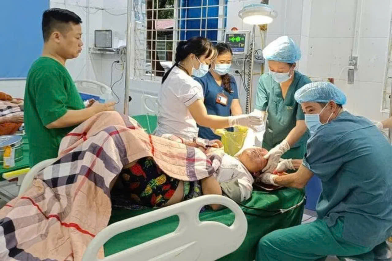 Huy động mọi nguồn lực tìm kiếm 73 người mất tích do sạt lở đất thôn Làng Nủ - Ảnh 2.