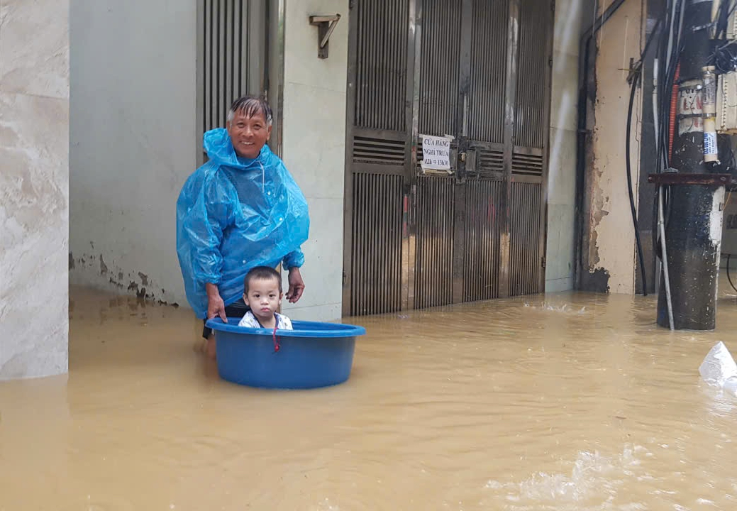 VIDEO: Lũ lụt Hà Nội sau hơn 20 năm , người dân Phúc tân chạy lũ - Ảnh 2.