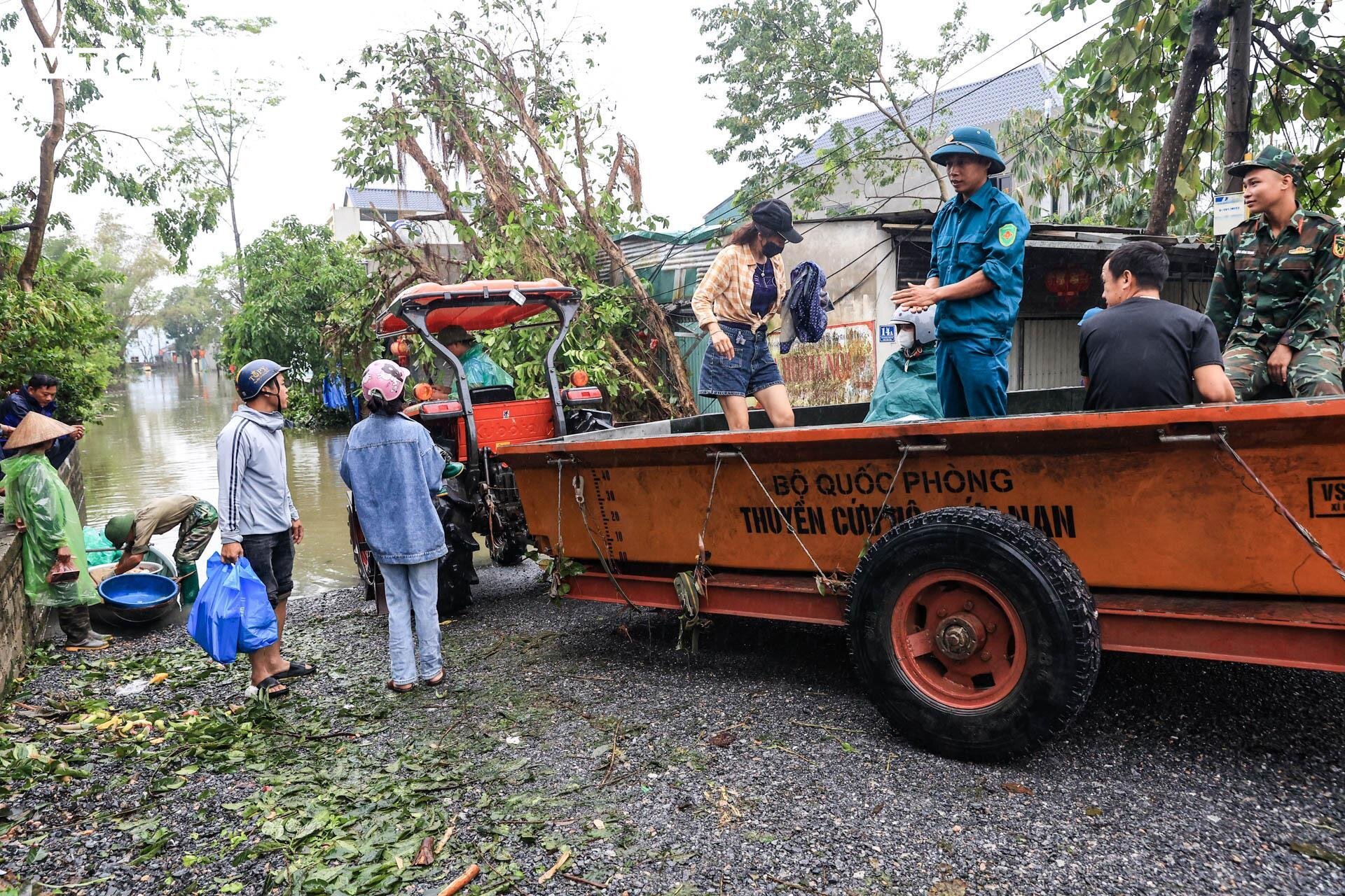 Hà Nội huyện Chương Mỹ ngập lụt nghiêm trọng , nước lũ cao tới đầu người - Ảnh 4.