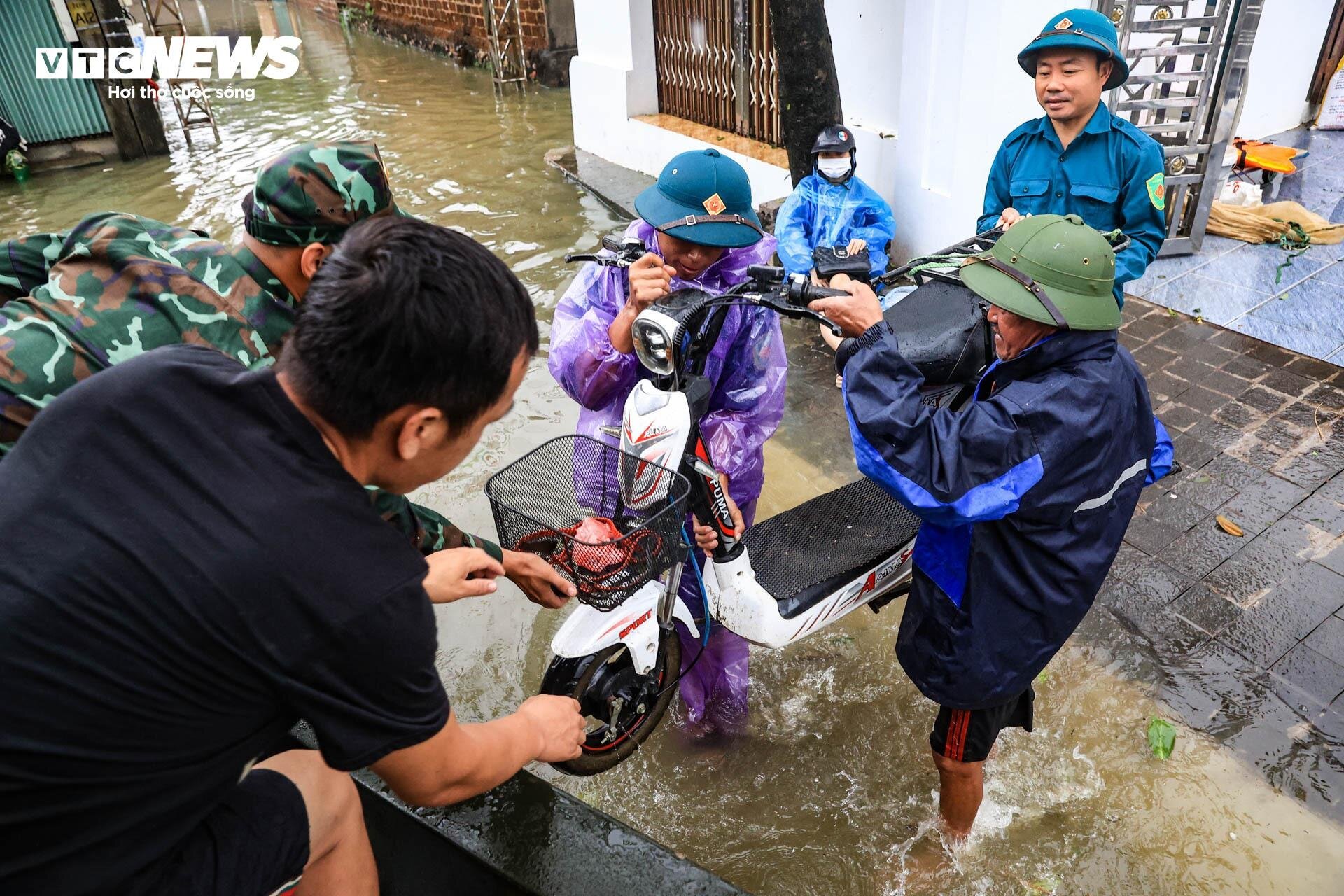 Hà Nội huyện Chương Mỹ ngập lụt nghiêm trọng , nước lũ cao tới đầu người - Ảnh 2.