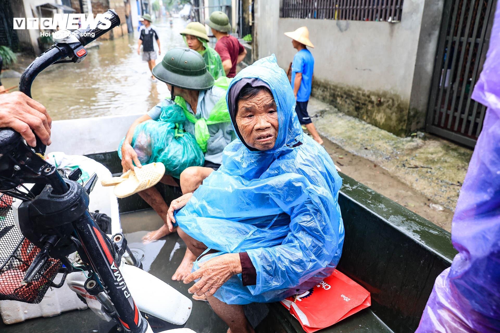 Hà Nội huyện Chương Mỹ ngập lụt nghiêm trọng , nước lũ cao tới đầu người - Ảnh 3.