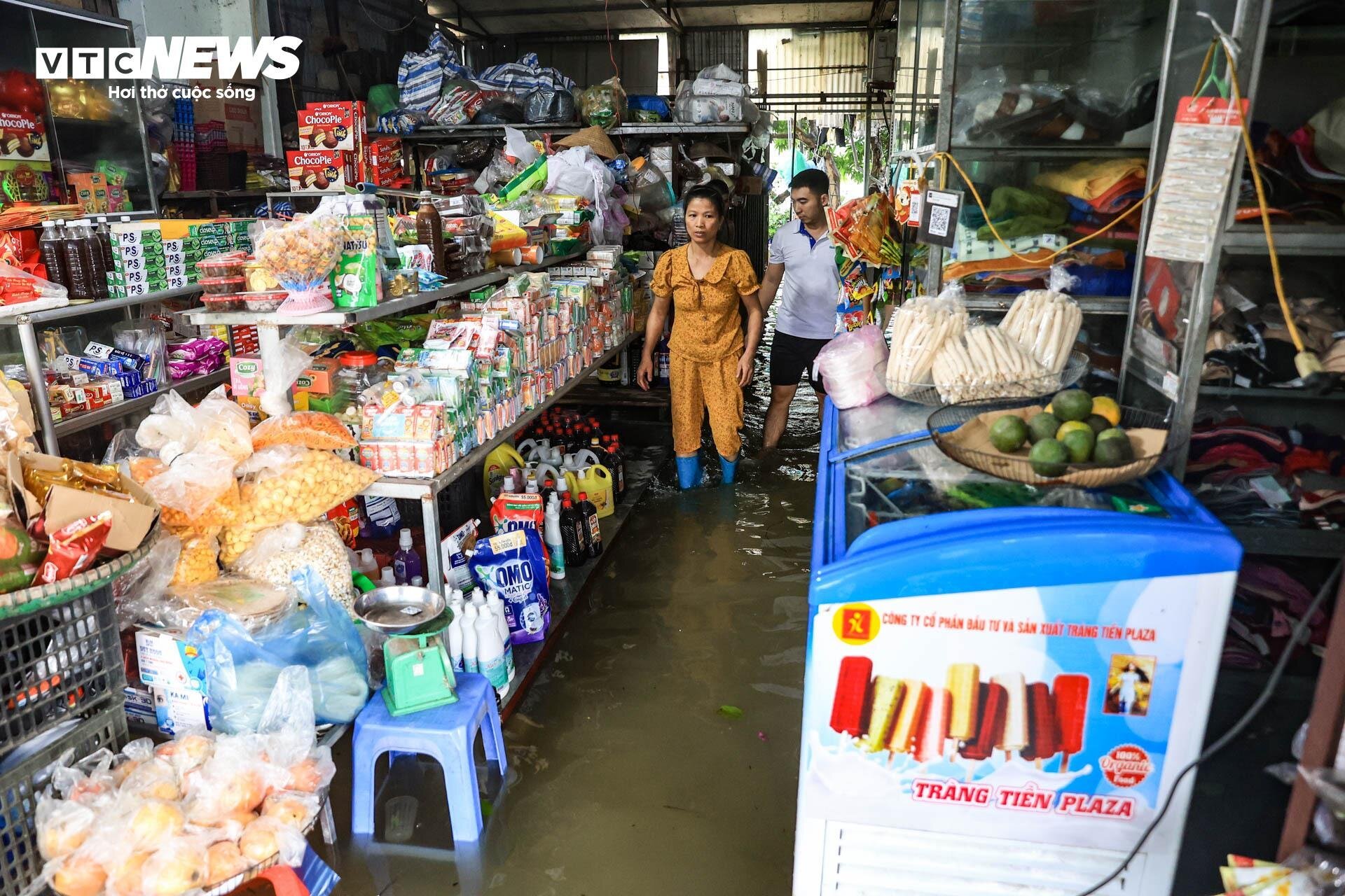 Hà Nội huyện Chương Mỹ ngập lụt nghiêm trọng , nước lũ cao tới đầu người - Ảnh 13.