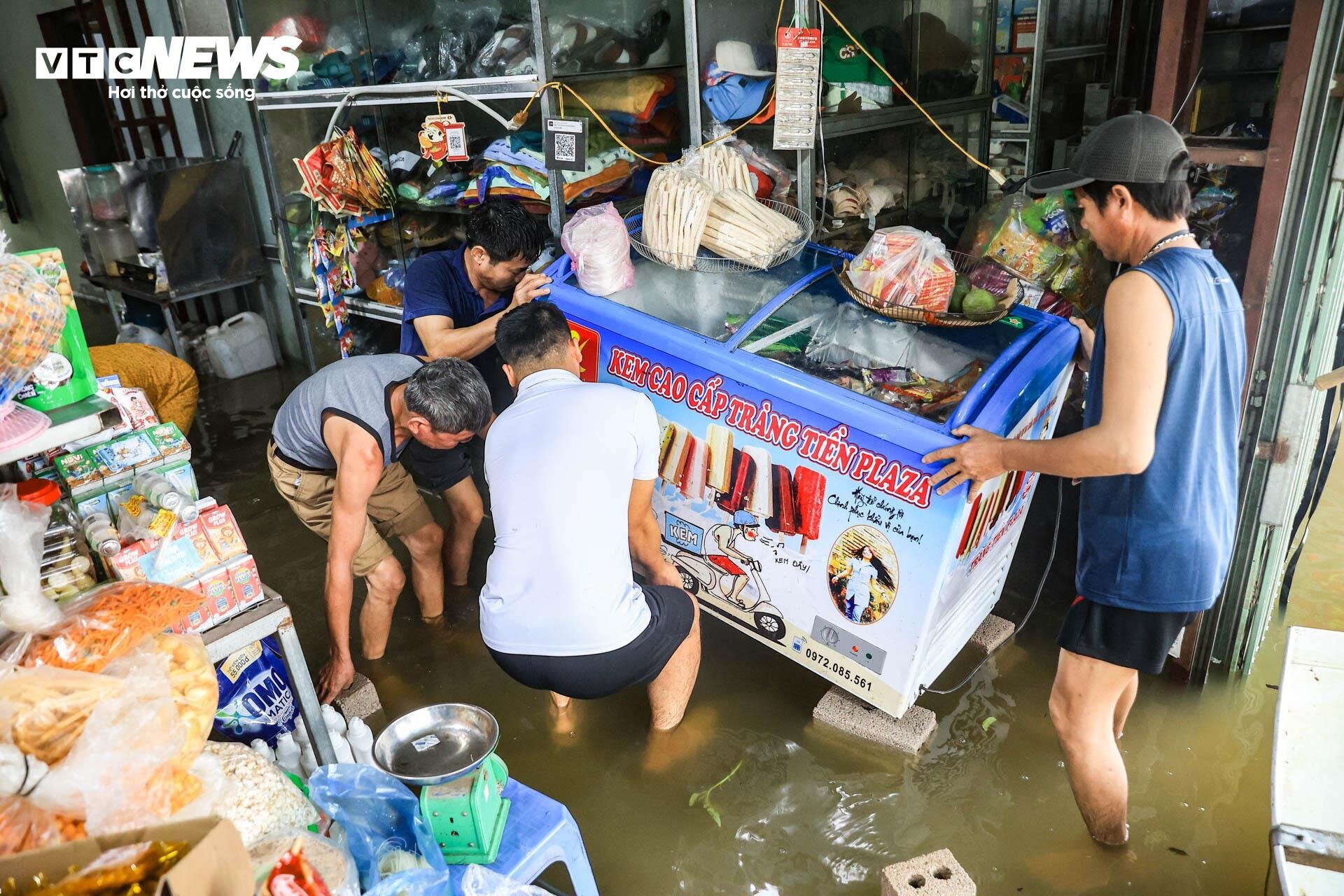 Hà Nội huyện Chương Mỹ ngập lụt nghiêm trọng , nước lũ cao tới đầu người - Ảnh 14.