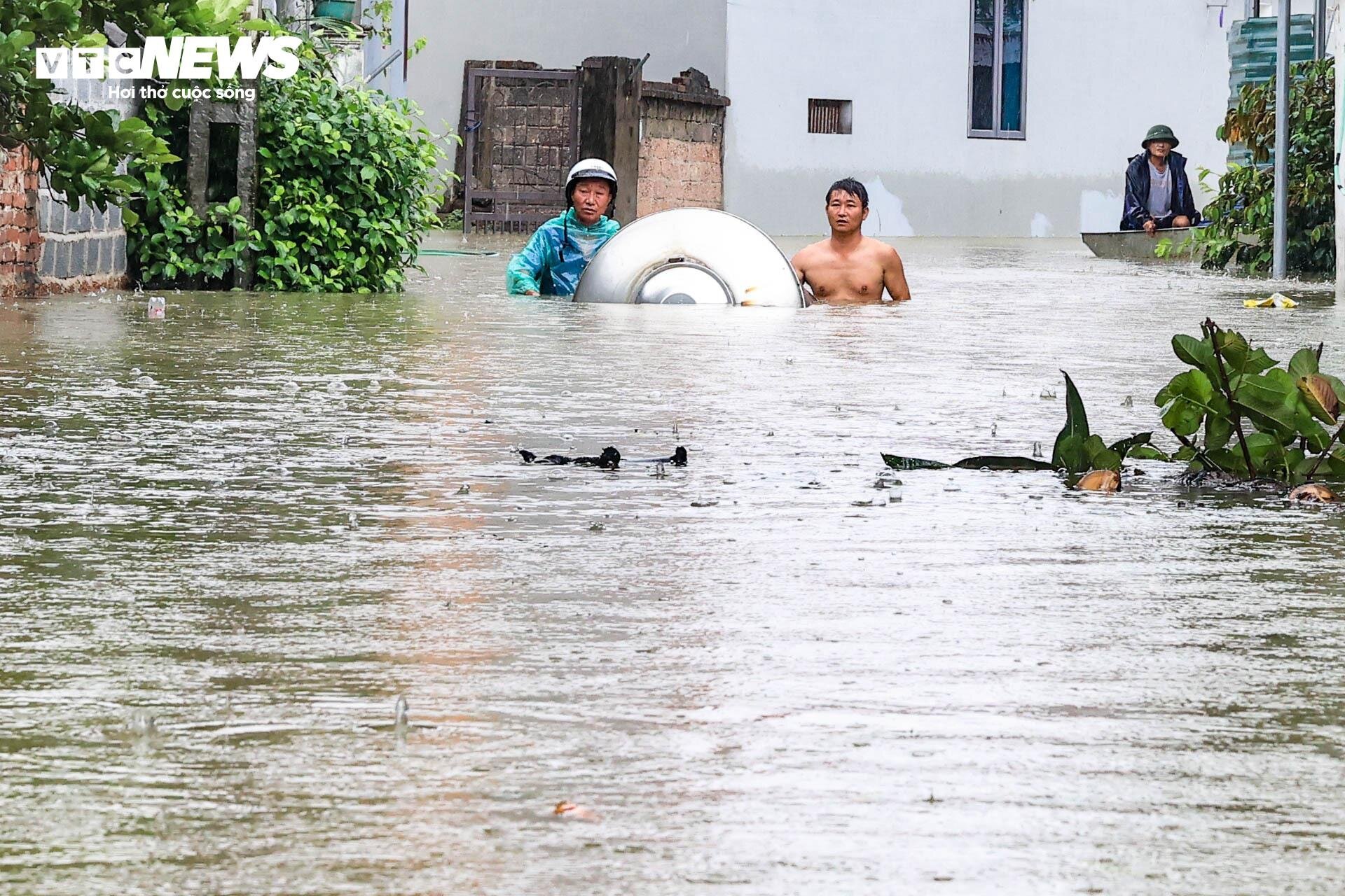 Hà Nội huyện Chương Mỹ ngập lụt nghiêm trọng , nước lũ cao tới đầu người - Ảnh 8.