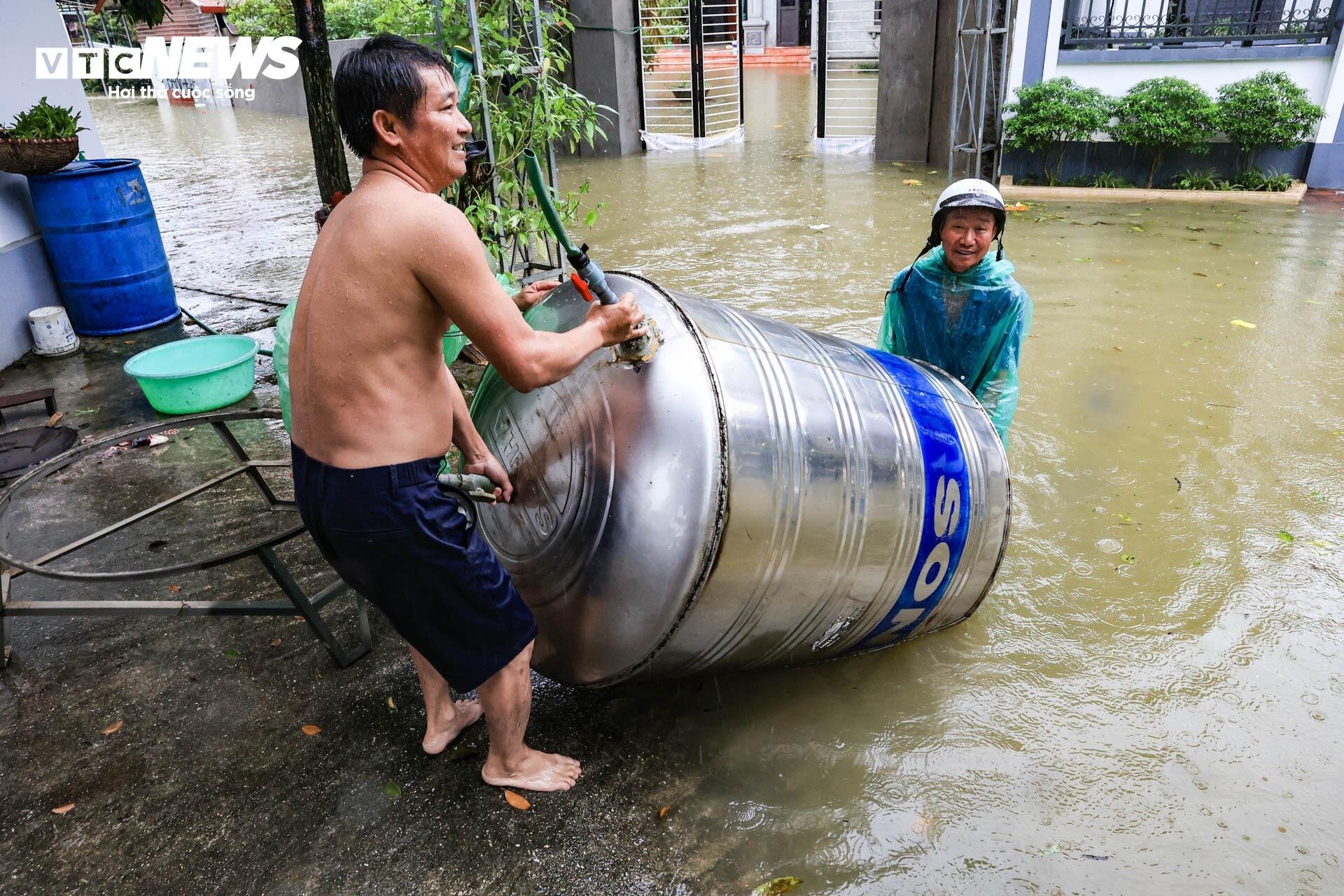 Hà Nội huyện Chương Mỹ ngập lụt nghiêm trọng , nước lũ cao tới đầu người - Ảnh 9.