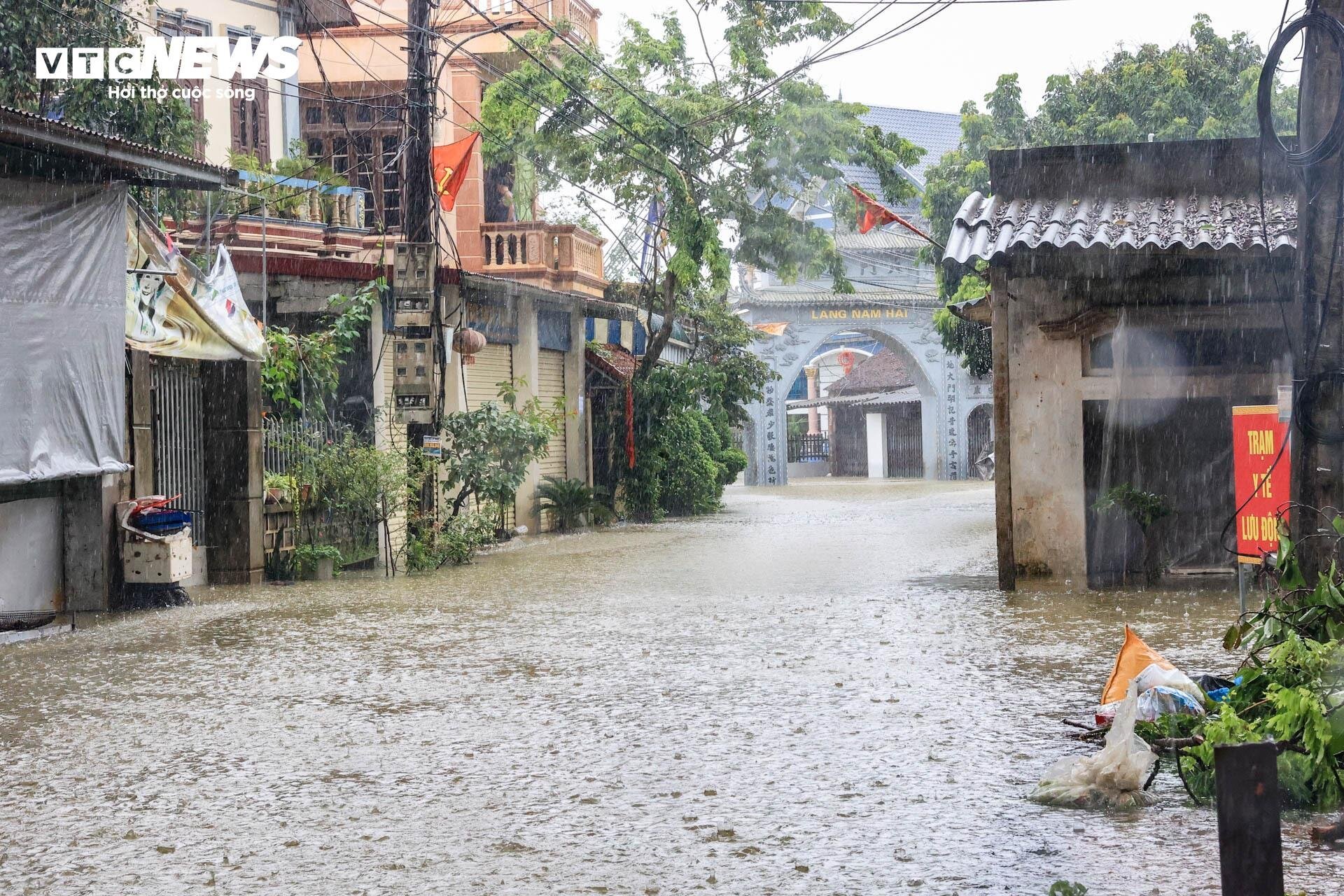 Hà Nội huyện Chương Mỹ ngập lụt nghiêm trọng , nước lũ cao tới đầu người - Ảnh 16.