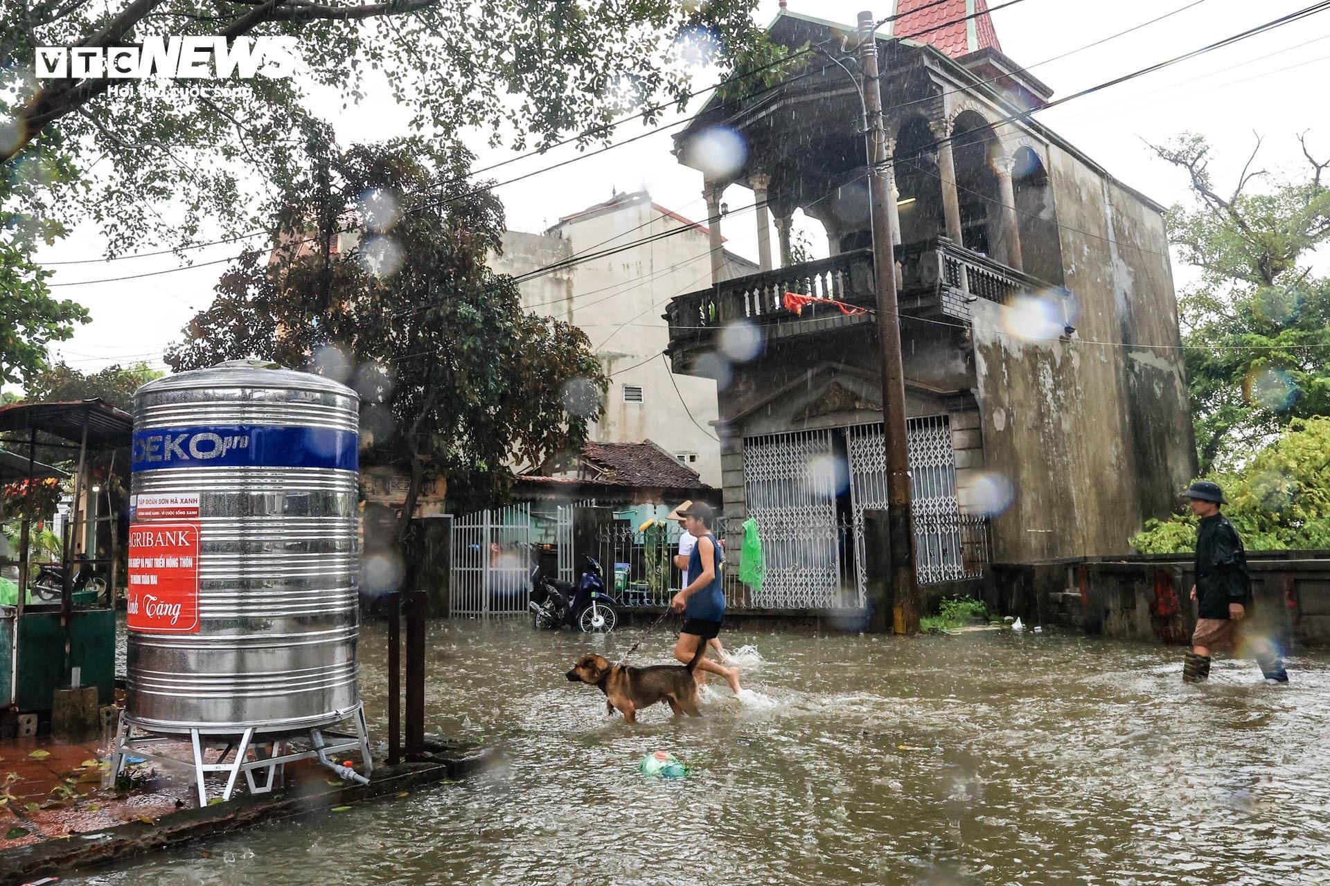 Hà Nội huyện Chương Mỹ ngập lụt nghiêm trọng , nước lũ cao tới đầu người - Ảnh 15.