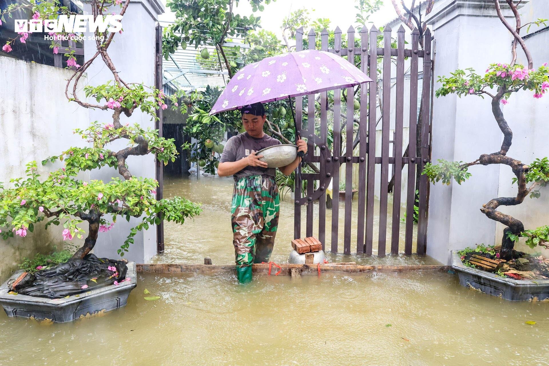 Hà Nội huyện Chương Mỹ ngập lụt nghiêm trọng , nước lũ cao tới đầu người - Ảnh 10.