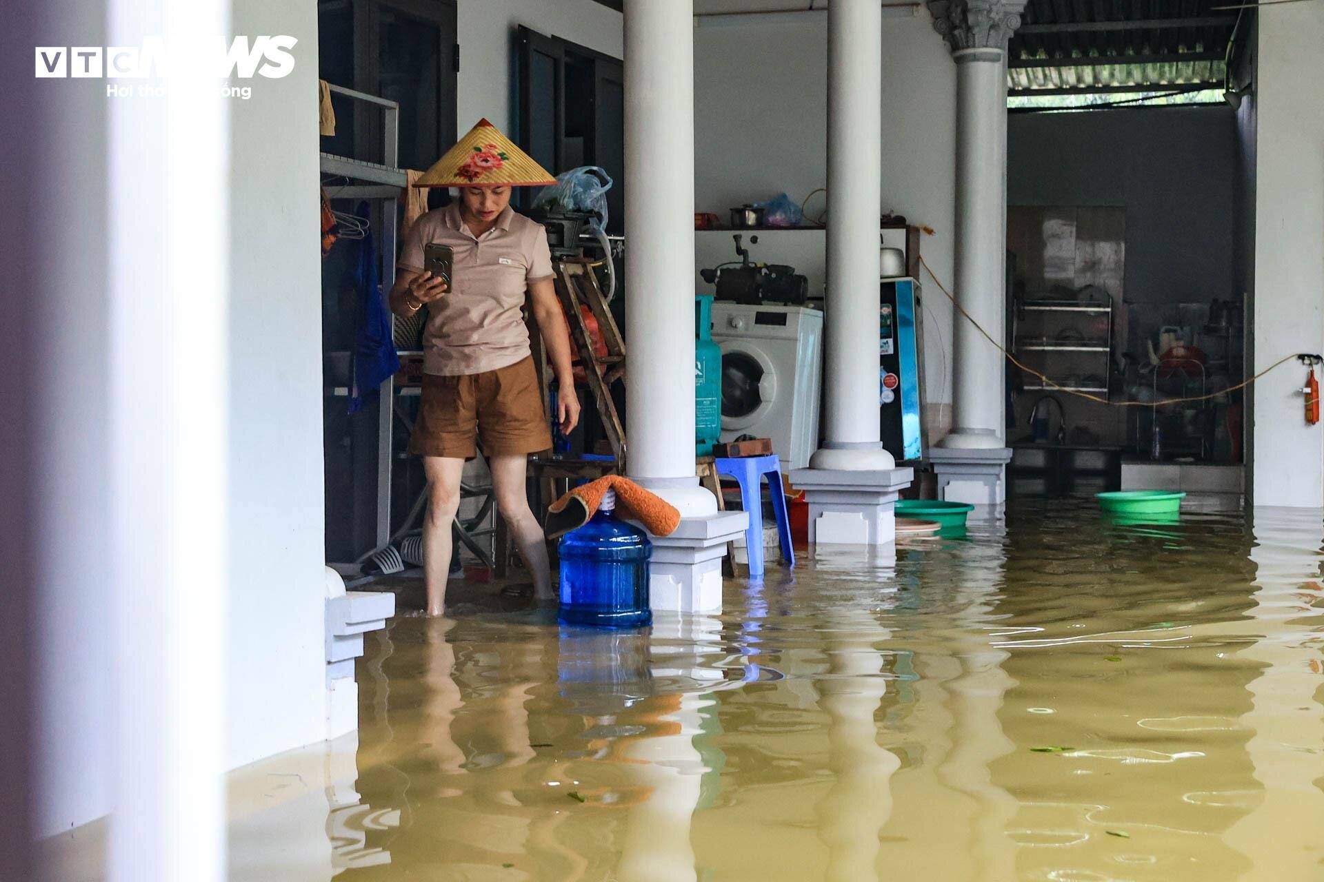 Hà Nội huyện Chương Mỹ ngập lụt nghiêm trọng , nước lũ cao tới đầu người - Ảnh 20.