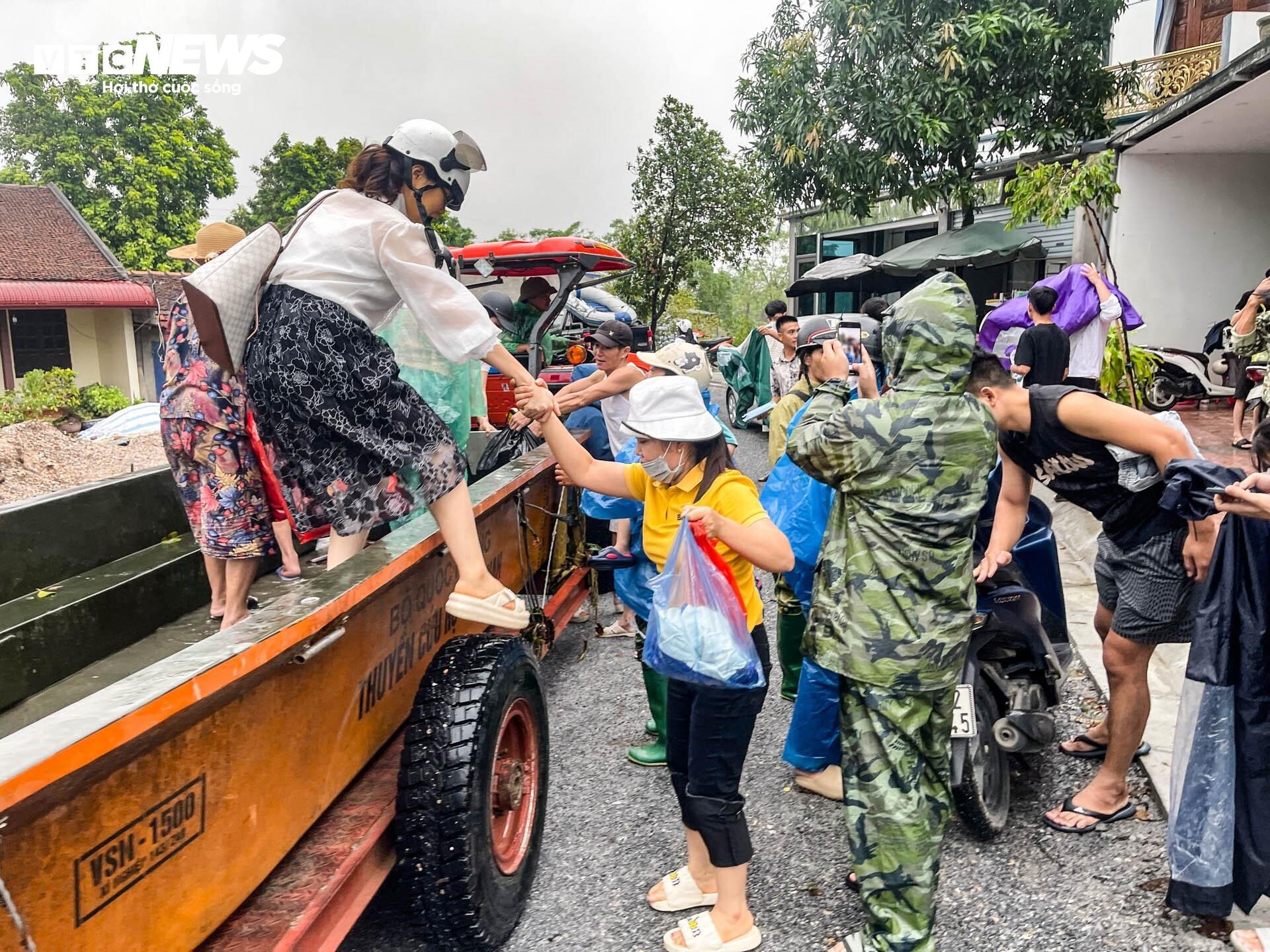 Hà Nội huyện Chương Mỹ ngập lụt nghiêm trọng , nước lũ cao tới đầu người - Ảnh 5.