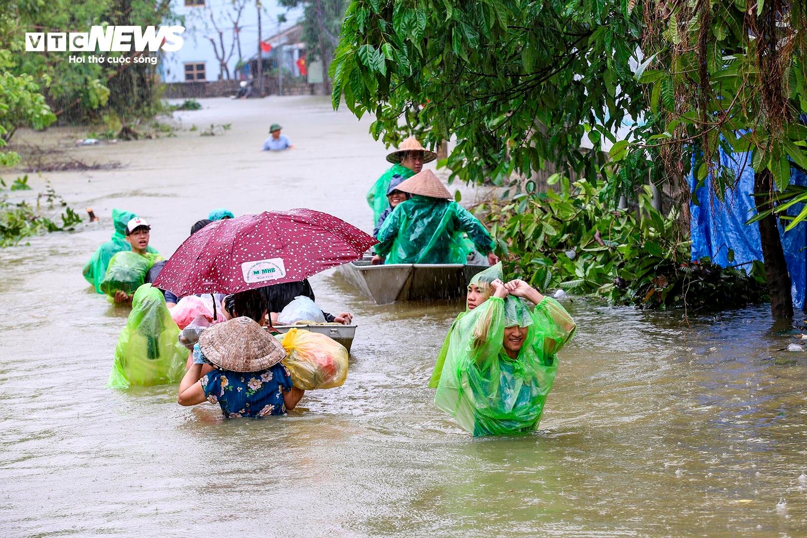 Hà Nội huyện Chương Mỹ ngập lụt nghiêm trọng , nước lũ cao tới đầu người - Ảnh 6.