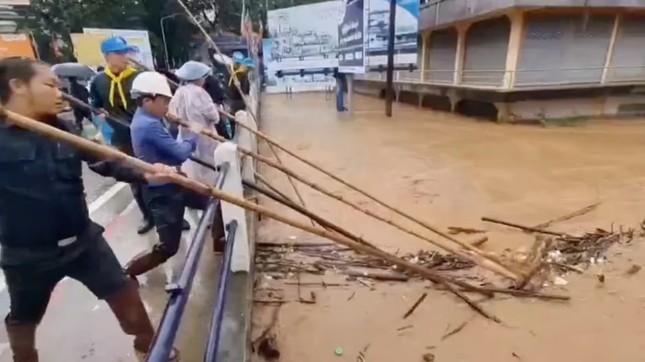 Lũ lụt miền bắc Thái Lan , hàng trăm người mắc kẹt - Ảnh 1.