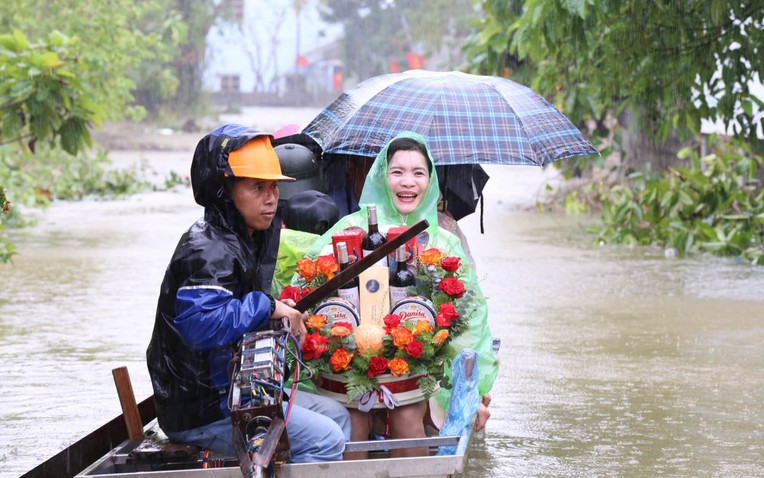 Đám cưới đặc biệt tại "rốn lũ" Hà Nội, cô dâu mặc trang phục "xuề xoà" về nhà chồng nhưng chẳng ai chê trách- Ảnh 1.