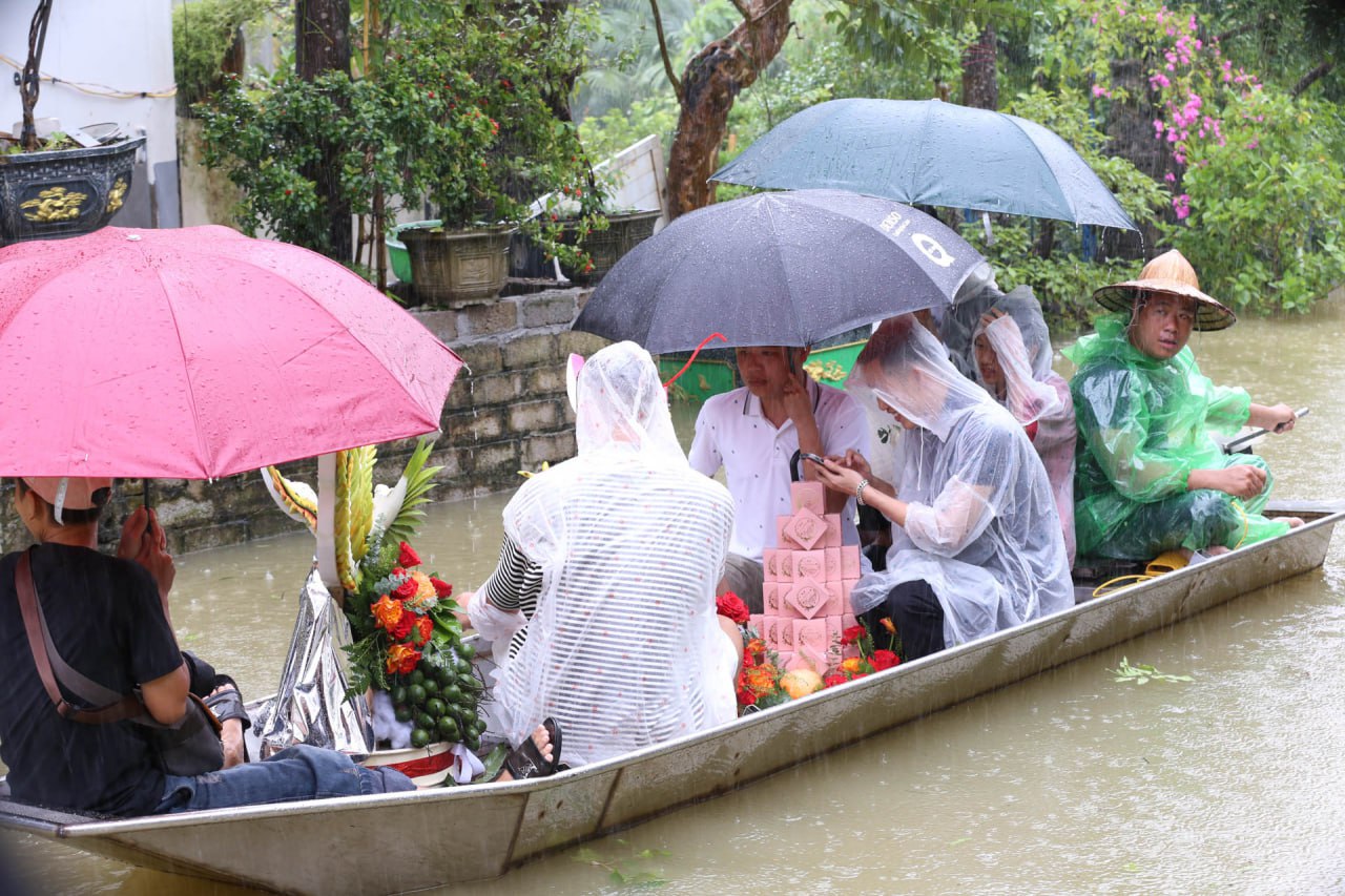 Đám cưới đặc biệt tại "rốn lũ" Hà Nội, cô dâu mặc trang phục "xuề xoà" về nhà chồng nhưng chẳng ai chê trách- Ảnh 6.