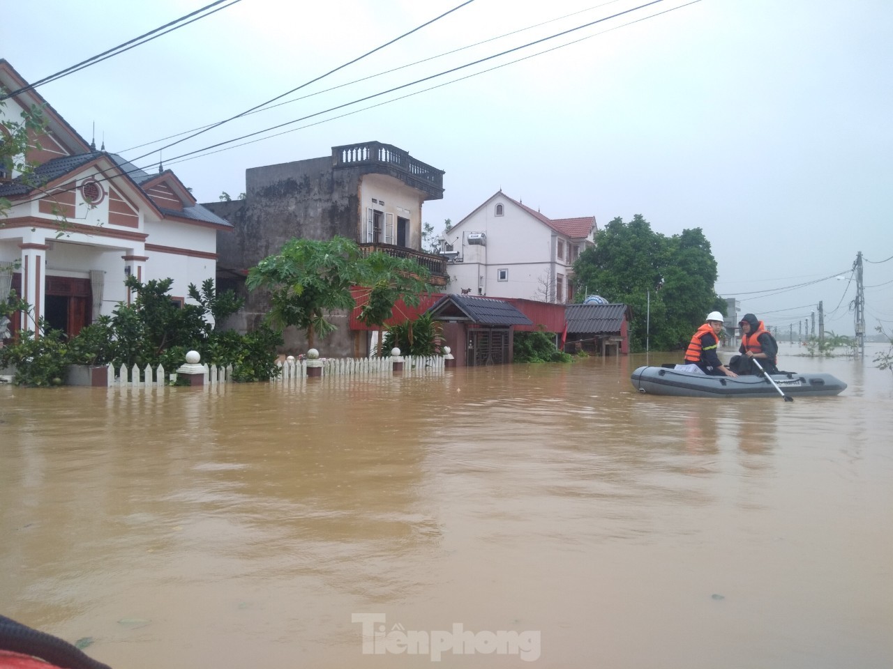 Cận cảnh cuộc sống ngập lụt Bắc Giang sau khi đê bối tràn - Ảnh 2.