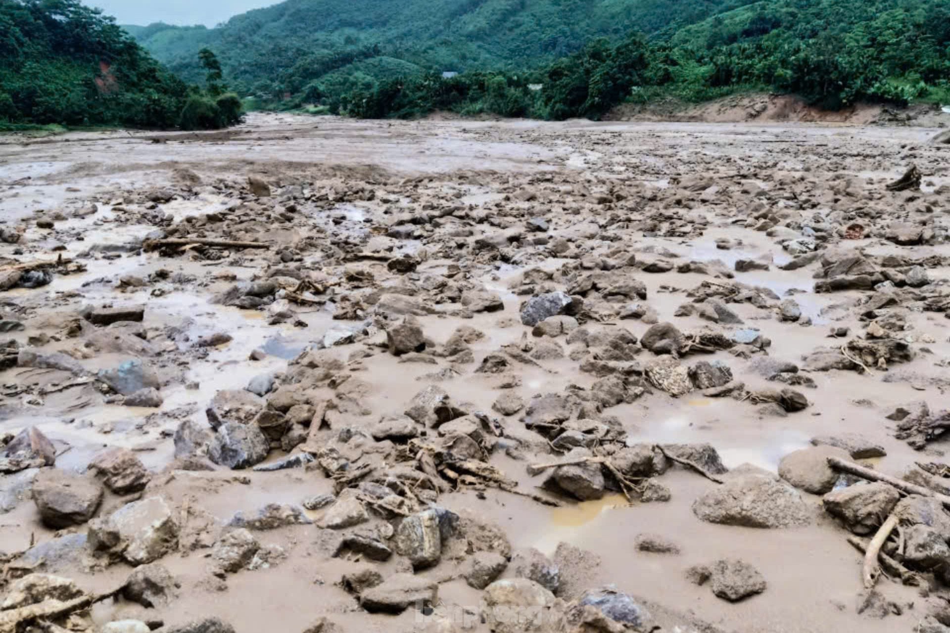 Lào Cai: Lũ quét san phẳng thôn Làng Nủ , Nhiều người mất tích - Ảnh 9.