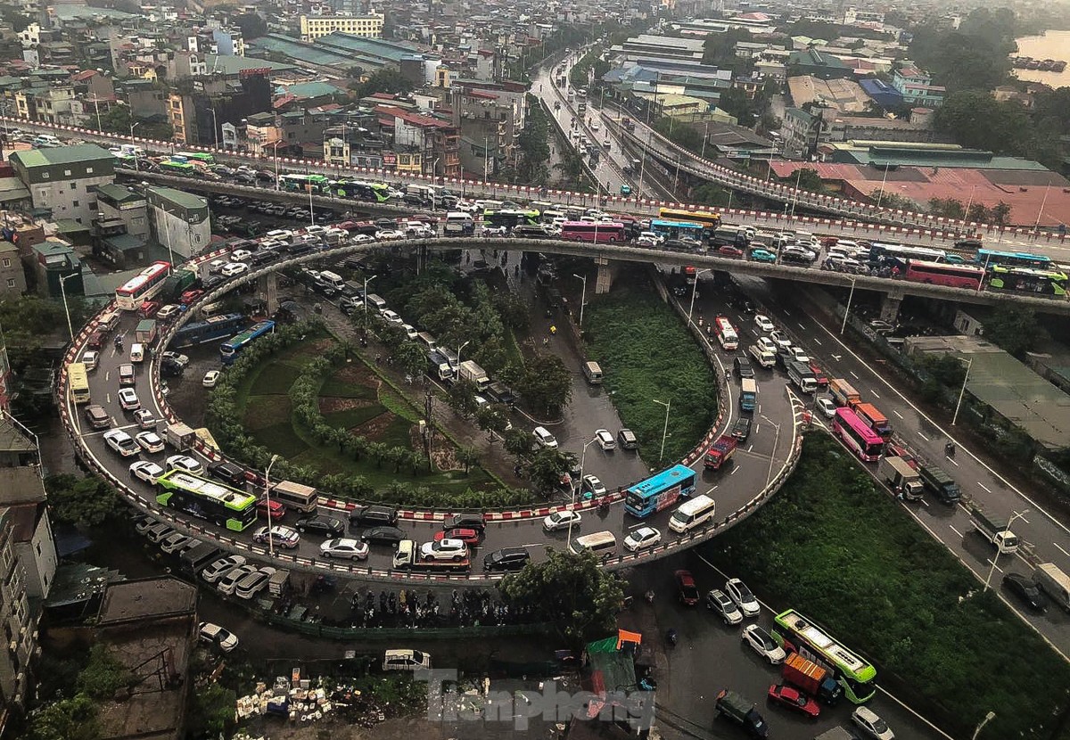 Hà Nội: Cầu Vĩnh Tuy ùn tắc nghiêm trọng trong nhiều giờ - Ảnh 9.