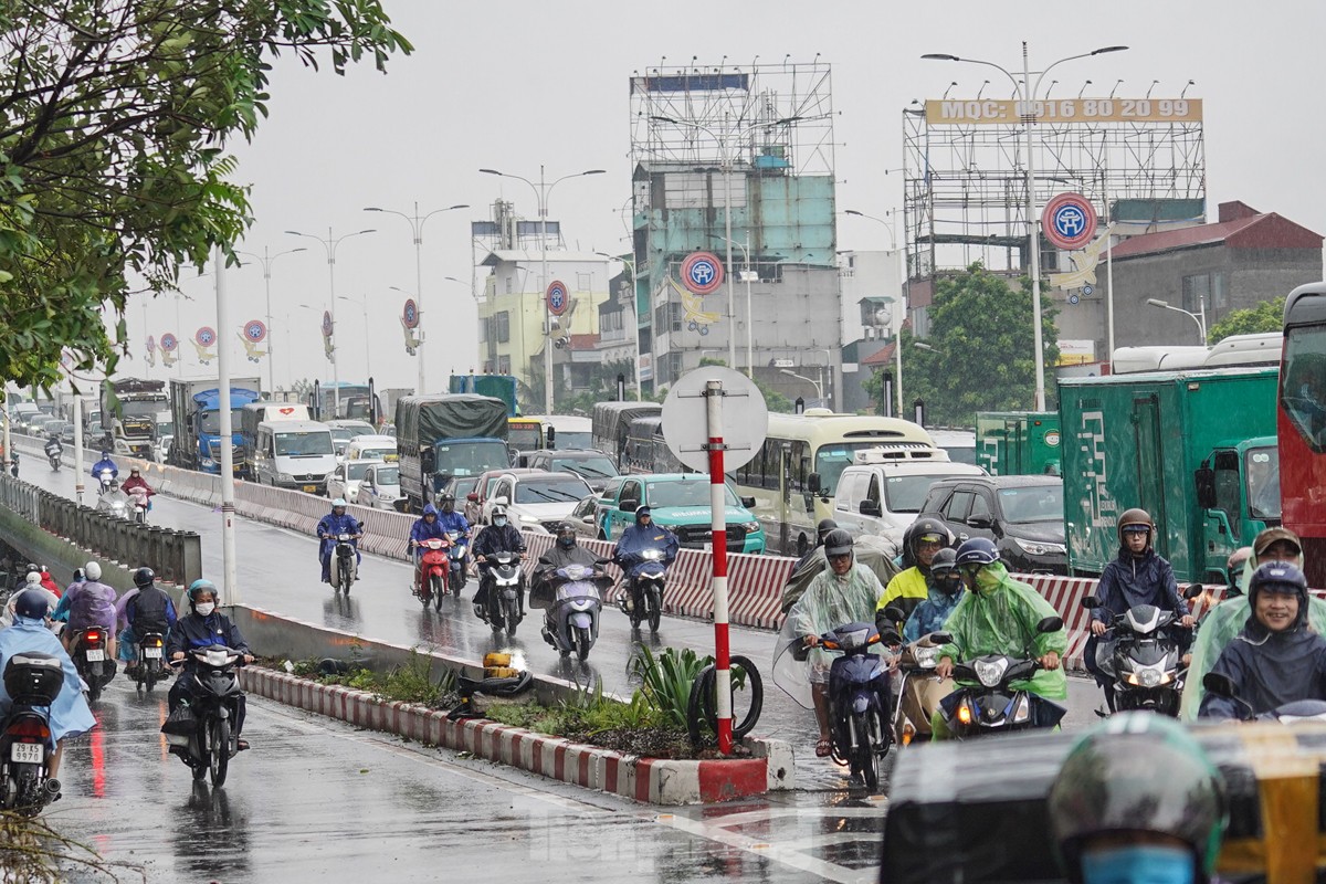 Hà Nội: Cầu Vĩnh Tuy ùn tắc nghiêm trọng trong nhiều giờ - Ảnh 3.