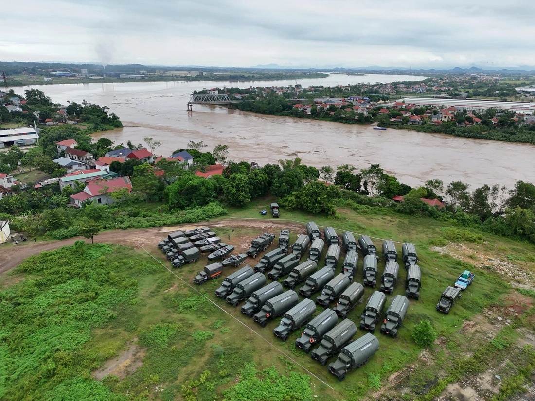 Vụ sập cầu Phong Châu: Công binh chưa thể dựng cầu phao tạm vì nước xiết - Ảnh 1.