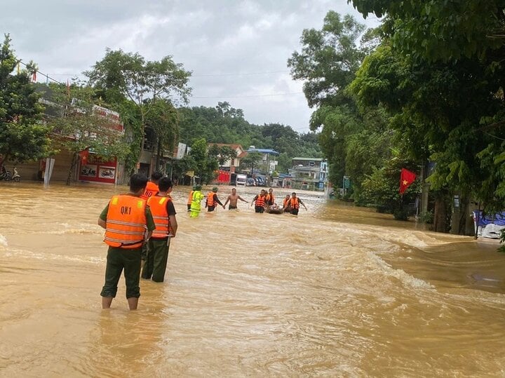 Xúc động những khoảnh khắc bộ đội, công an cứu dân trong bão lũ- Ảnh 3.