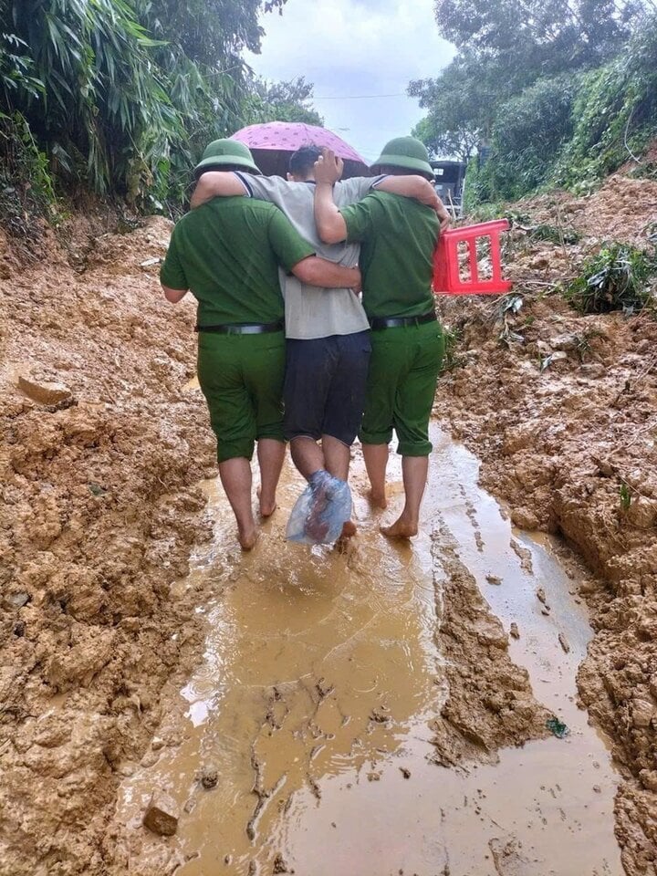 Xúc động những khoảnh khắc bộ đội, công an cứu dân trong bão lũ- Ảnh 1.