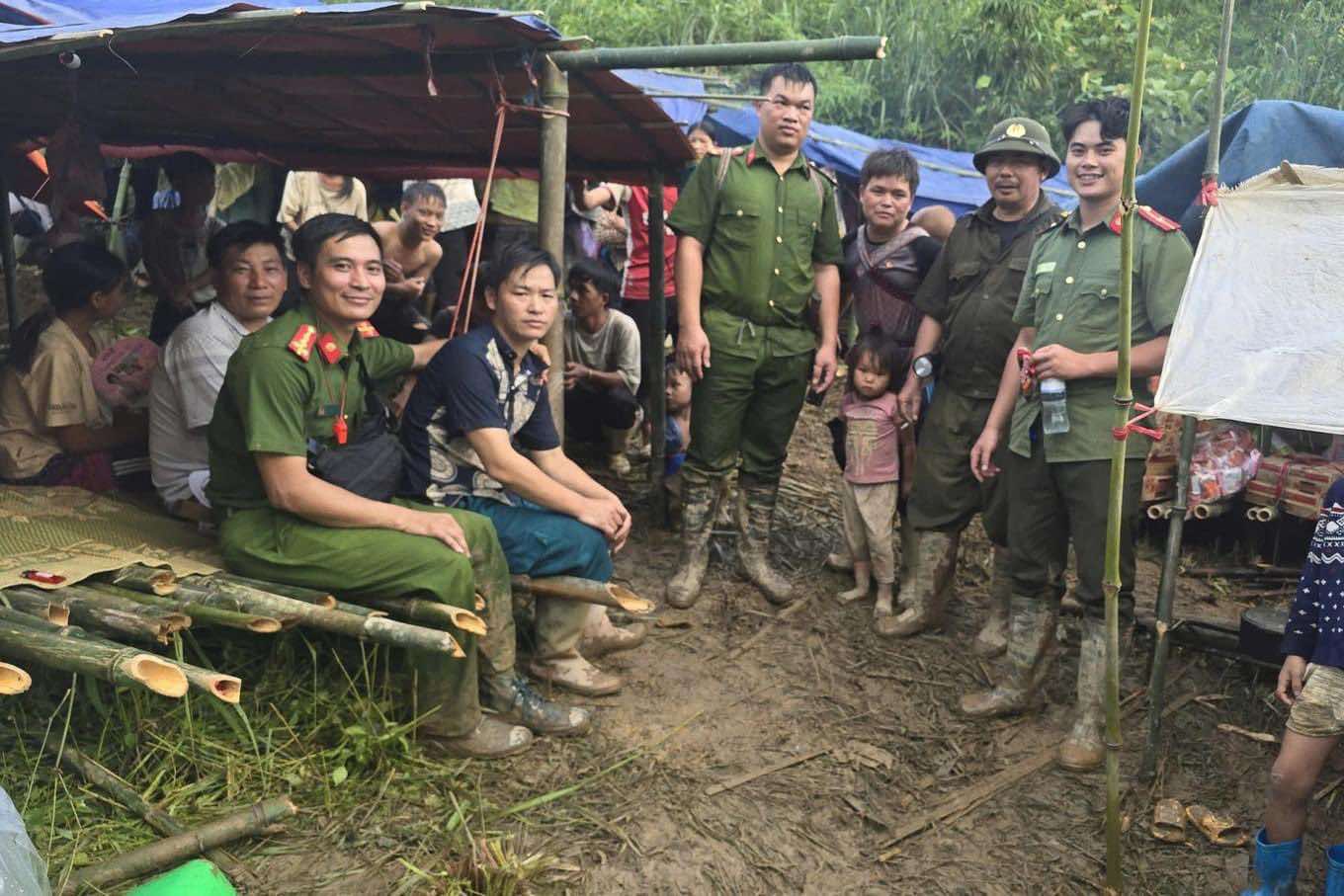 Tin vui nhất vụ 115 người "mất tích" ở Lào Cai: Cả thôn đã sơ tán sớm lên núi tránh lũ nên tất cả đều an toàn- Ảnh 2.