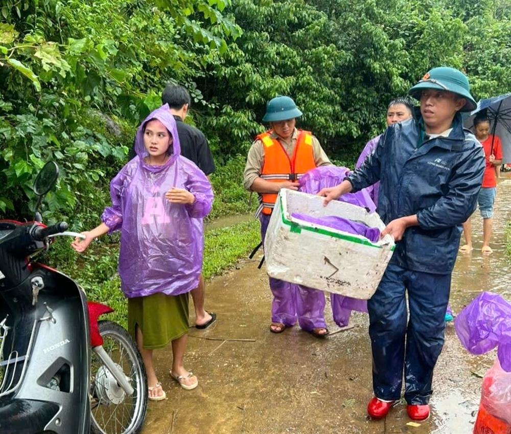 Cảm động hình ảnh công an chèo bè 4 tiếng qua vùng nguy hiểm để cứu thai phụ bị cô lập trong nước lũ- Ảnh 2.