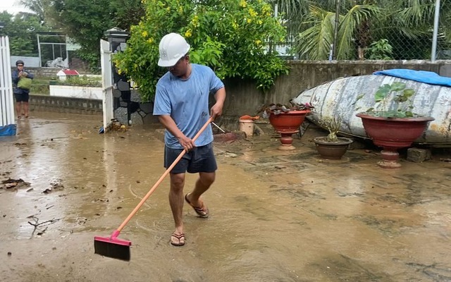 Kinh nghiệm dọn nhà lụt của bà con miền Trung: Khuấy bùn ngay để trôi theo nước rút, đừng chờ lâu sẽ vất vả!- Ảnh 9.