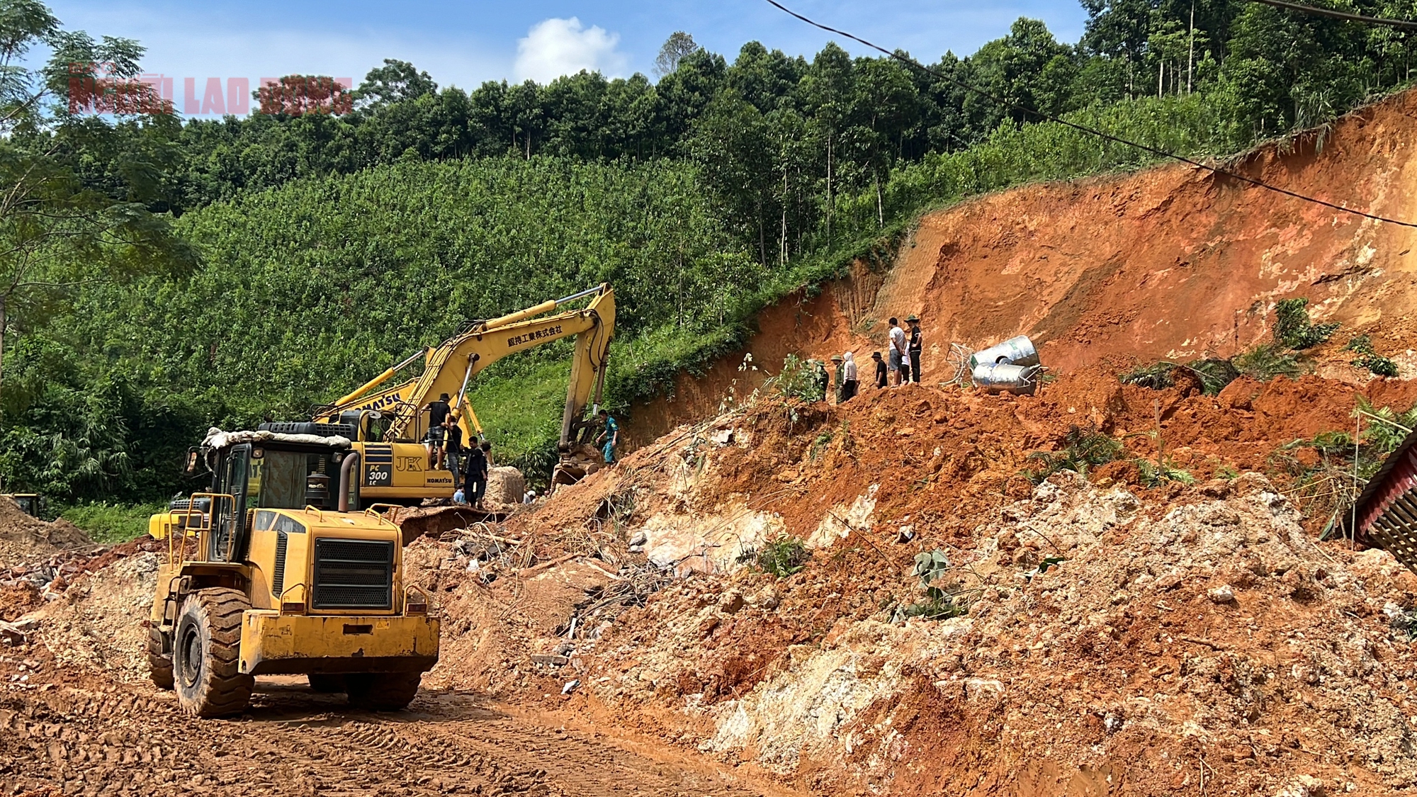 Sạt lở đất Yên Bái: Tiếng nổ lớn , Hàng ngàn m3 đất đá vùi lấp hai vợ chồng - Ảnh 1.