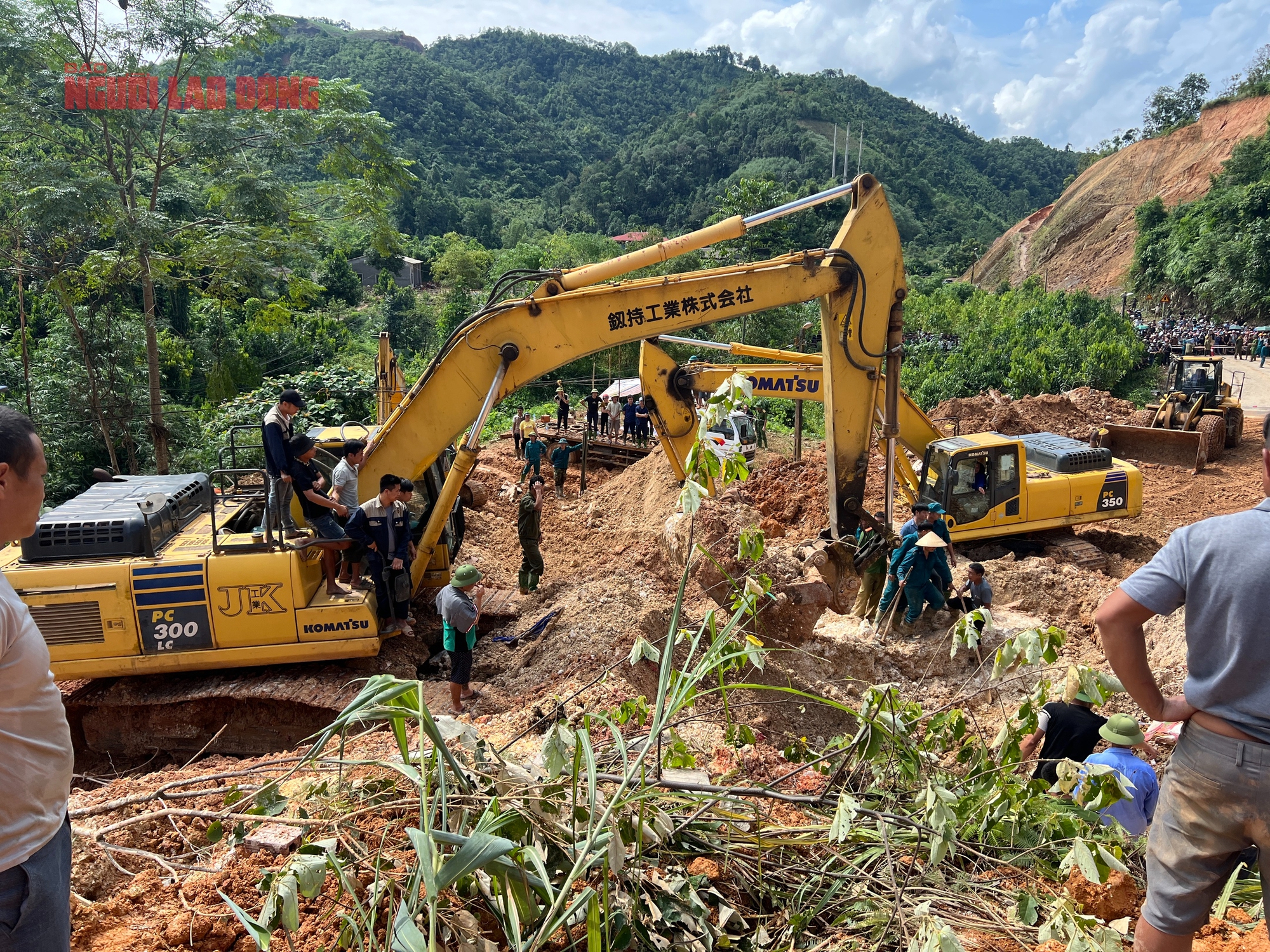 Sạt lở đất Yên Bái: Tiếng nổ lớn , Hàng ngàn m3 đất đá vùi lấp hai vợ chồng - Ảnh 2.