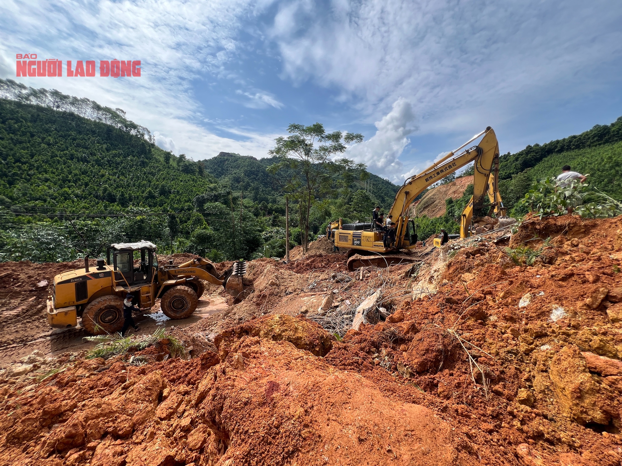 Sạt lở đất Yên Bái: Tiếng nổ lớn , Hàng ngàn m3 đất đá vùi lấp hai vợ chồng - Ảnh 3.