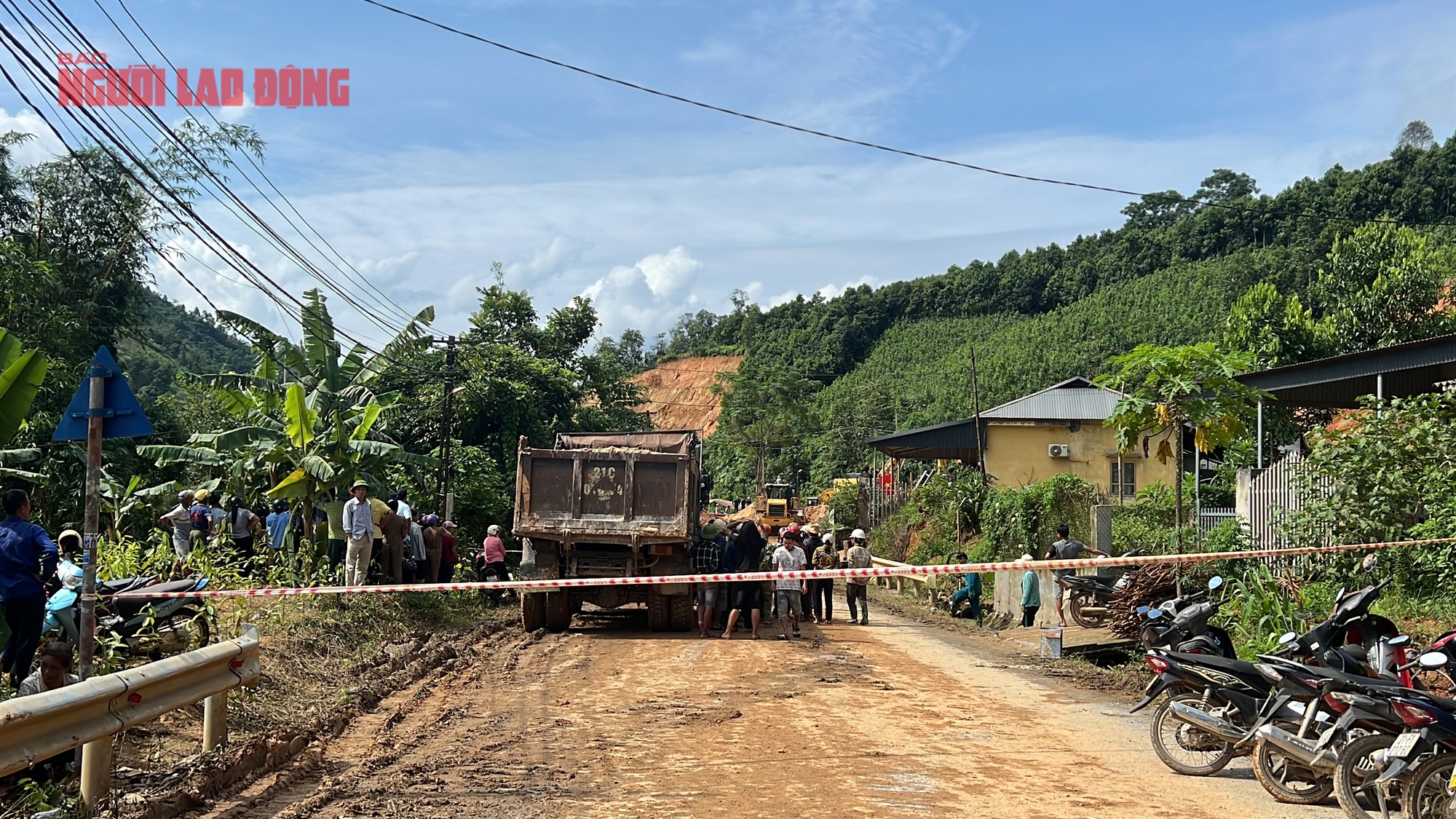 Sạt lở đất Yên Bái: Tiếng nổ lớn , Hàng ngàn m3 đất đá vùi lấp hai vợ chồng - Ảnh 6.