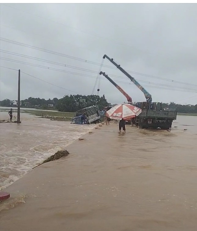 Nước lũ ở Thanh Hóa lên, cuốn trôi nữ công nhân và một xe tải- Ảnh 2.