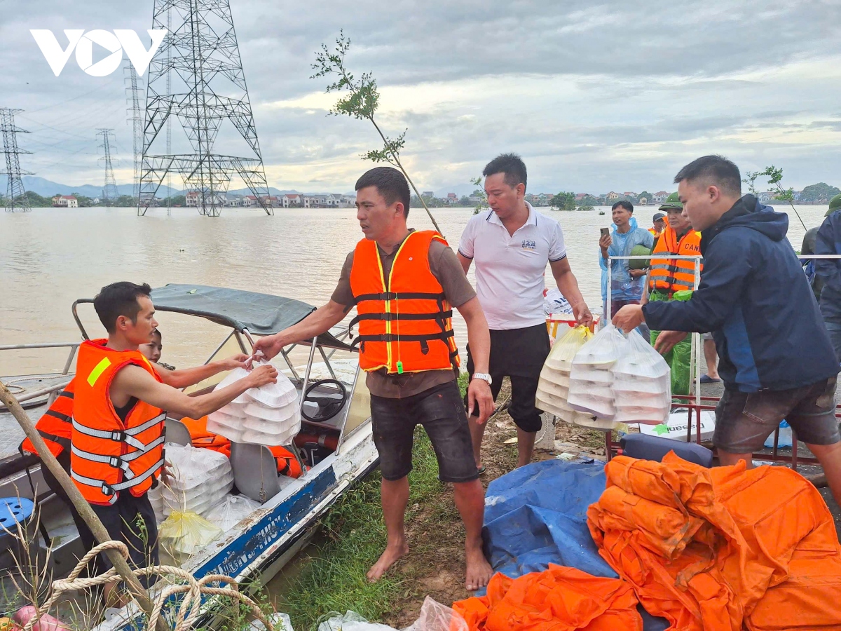 Lũ lụt Bắc Giang: Hàng trăm ngôi nhà ngập sâu trong biển nước - Ảnh 2.