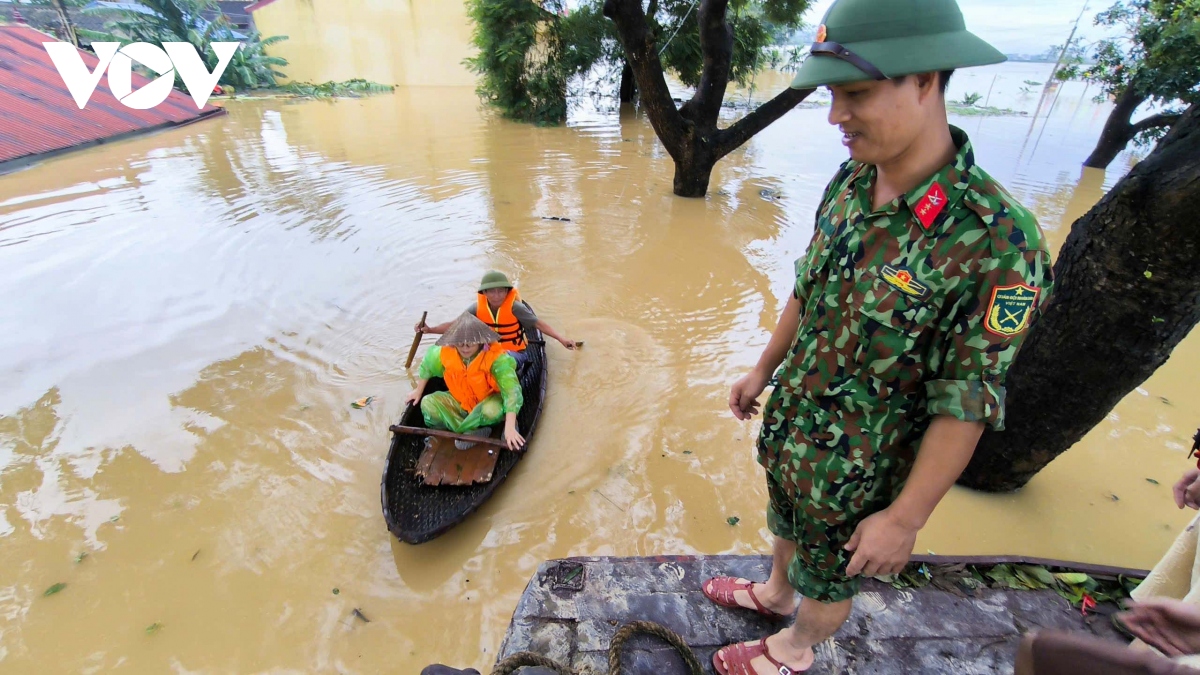 Lũ lụt Bắc Giang: Hàng trăm ngôi nhà ngập sâu trong biển nước - Ảnh 9.