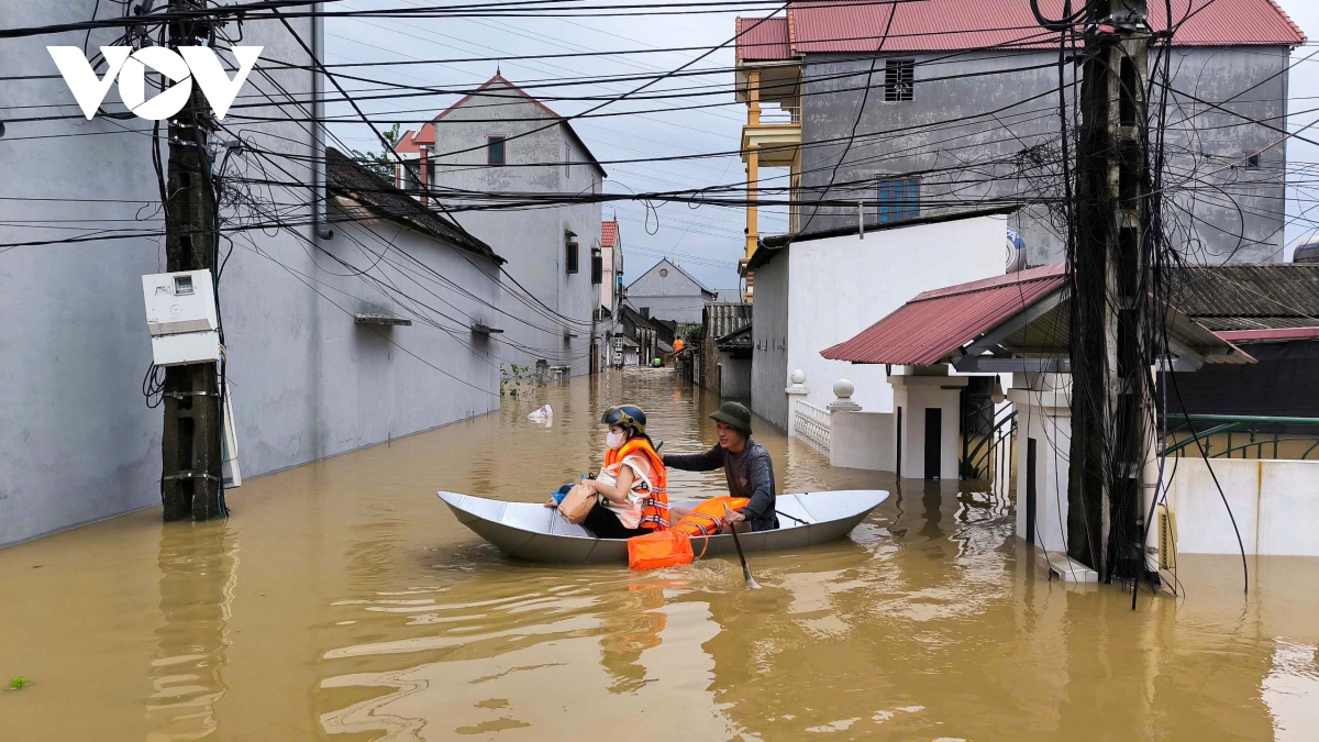 Lũ lụt Bắc Giang: Hàng trăm ngôi nhà ngập sâu trong biển nước - Ảnh 8.