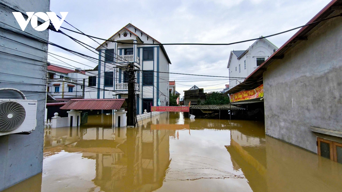 Lũ lụt Bắc Giang: Hàng trăm ngôi nhà ngập sâu trong biển nước - Ảnh 4.