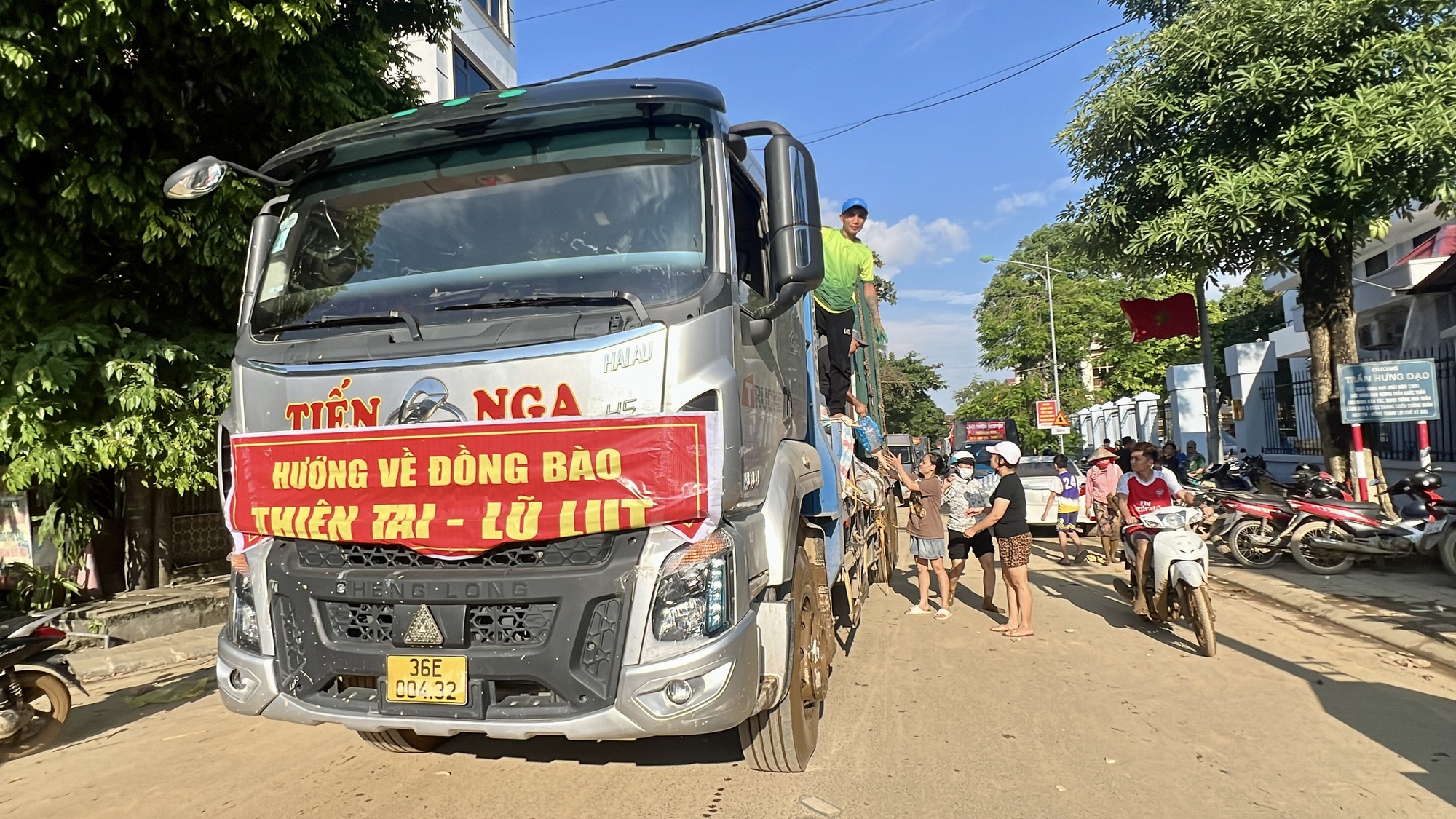 Cận cảnh người dân dọn bùn đất Yên Bái sau khi lũ rút - Ảnh 12.