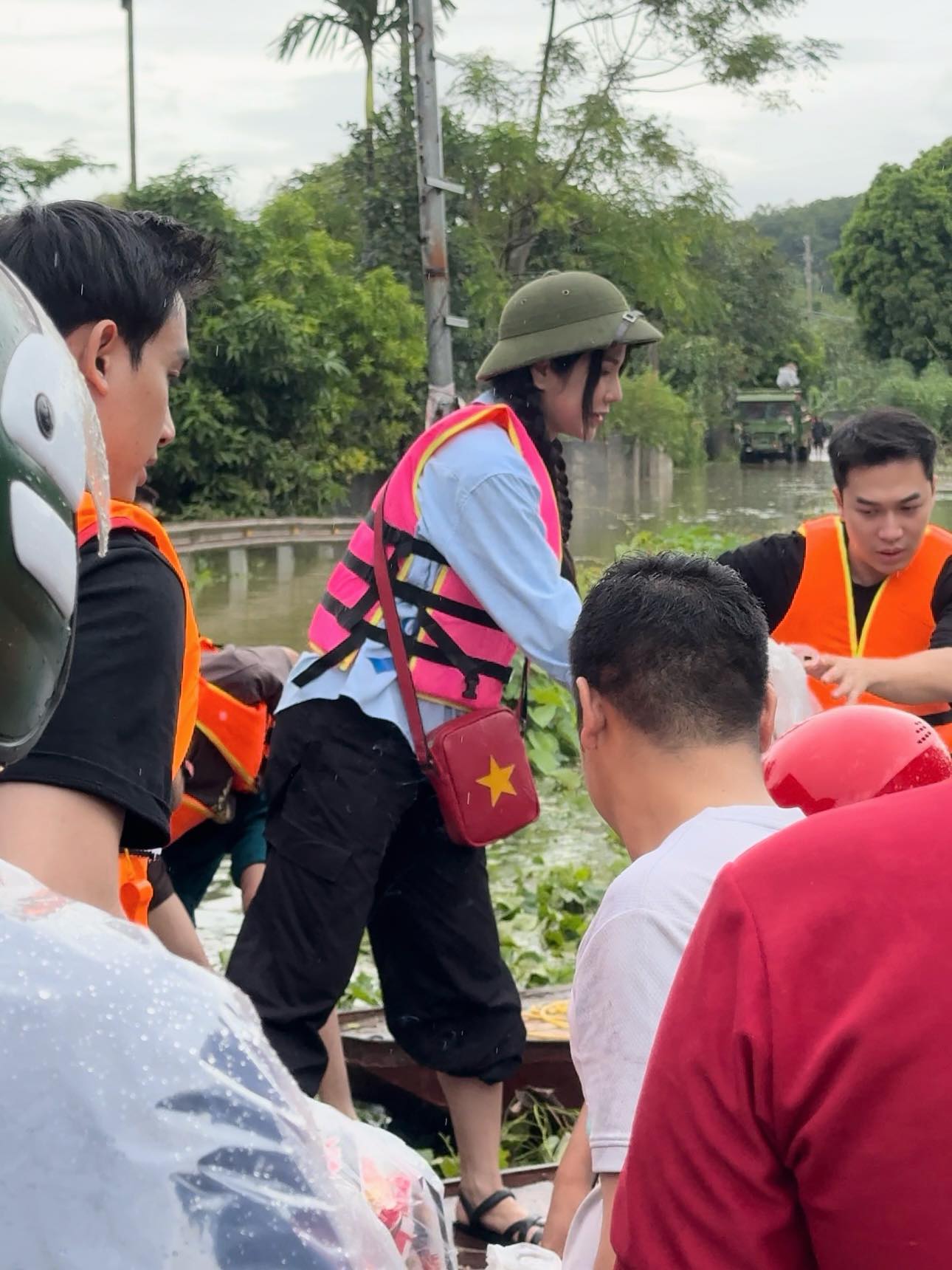 Phản hồi của Diệp Lâm Anh về hình ảnh gây tranh cãi khi đến vùng lũ làm từ thiện- Ảnh 3.