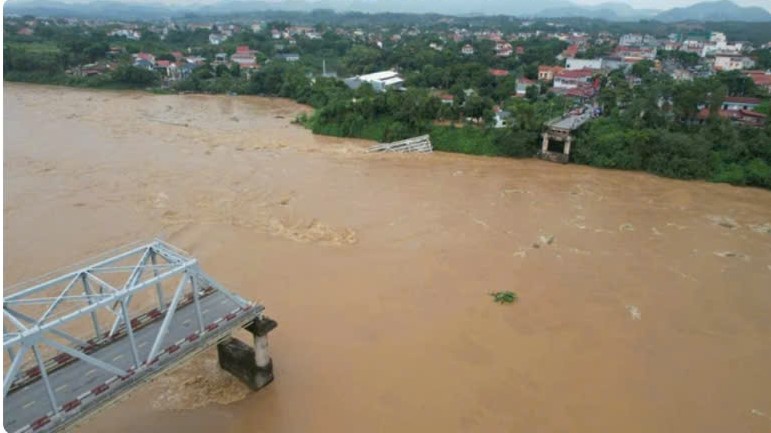 Khen thưởng hai thanh niên dũng cảm cứu người trong vụ sập cầu Phong Châu - Ảnh 2.