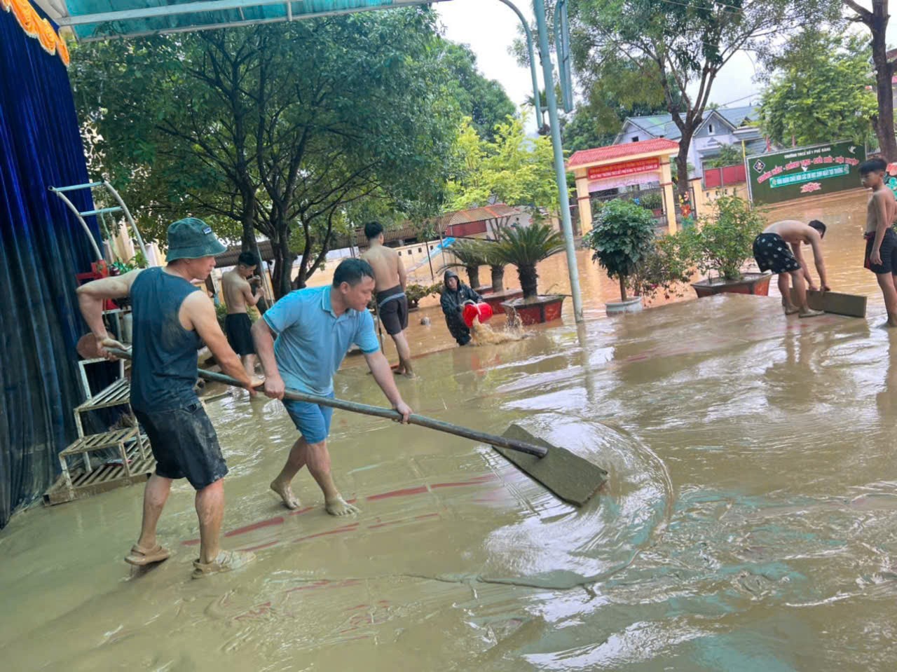 Ngày thứ 3 tìm kiếm nạn nhân ở Làng Nủ: Tiếp tục huy động thêm người tìm kiếm nạn nhân; Thầy cô oằn mình dọn bùn đất trong trường- Ảnh 2.