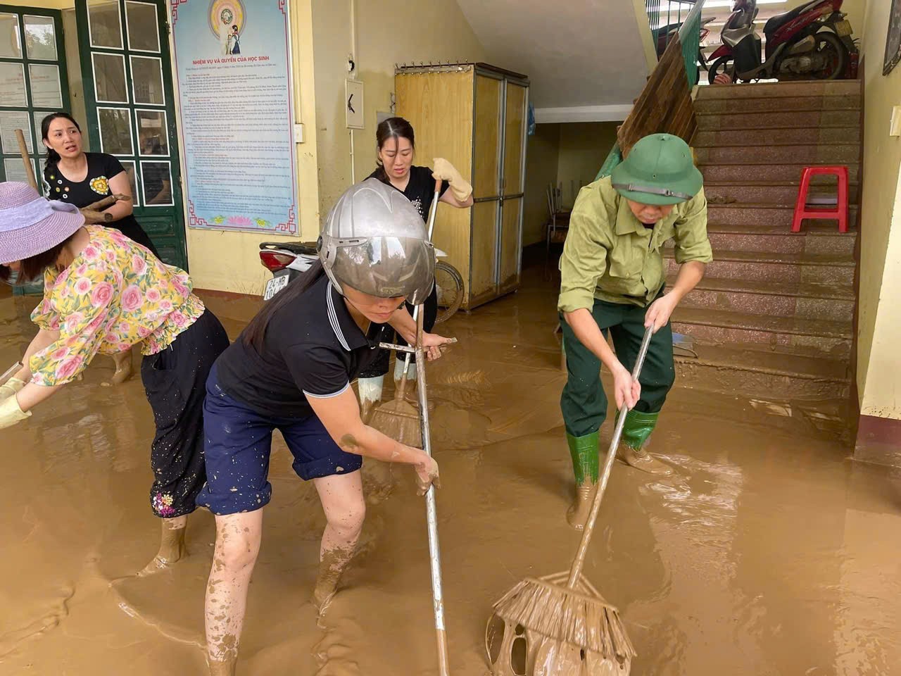 Ngày thứ 3 tìm kiếm nạn nhân ở Làng Nủ: Tiếp tục huy động thêm người tìm kiếm nạn nhân; Thầy cô oằn mình dọn bùn đất trong trường- Ảnh 3.