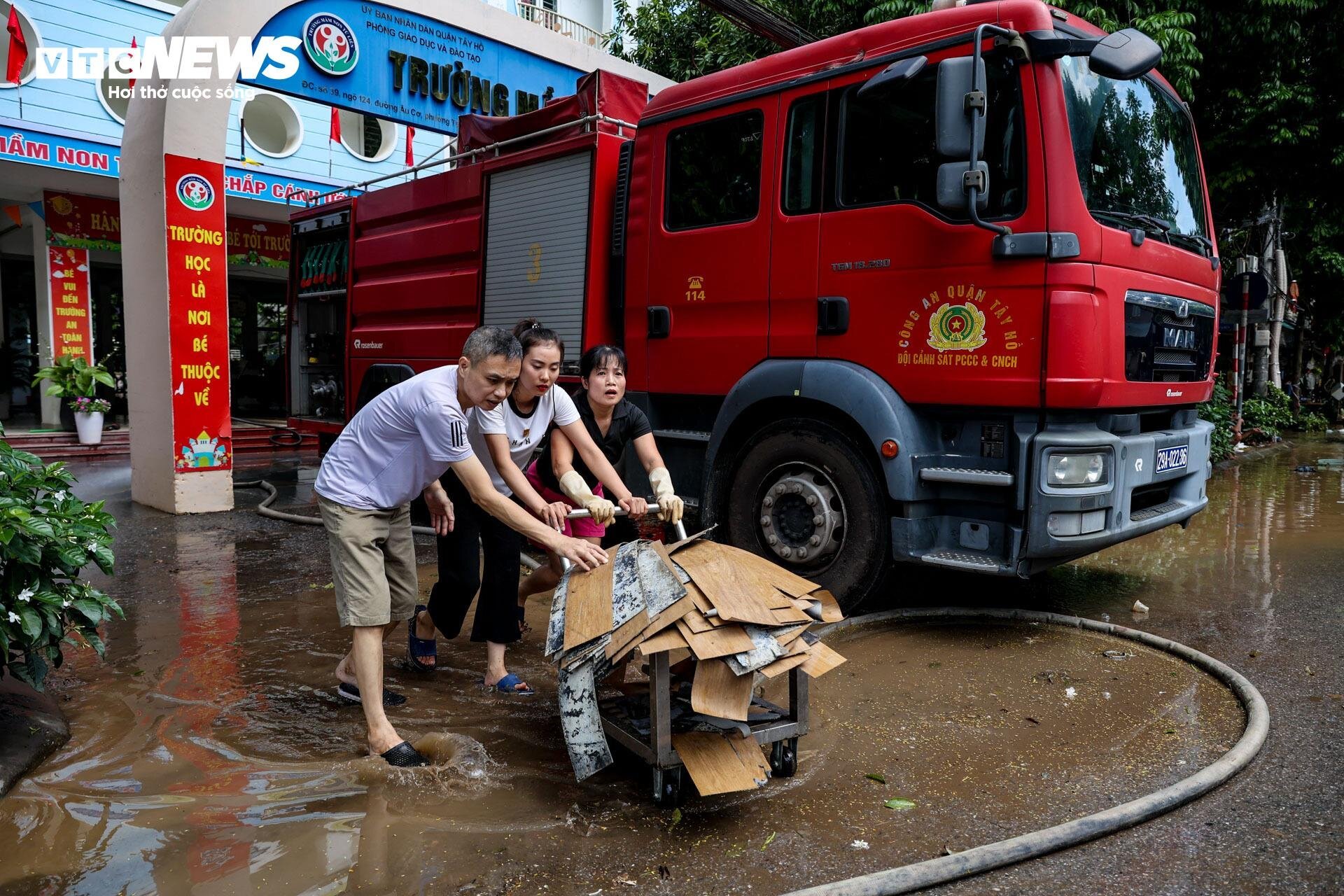 Lũ rút , người dân Tứ Liên tất tả dọn dẹp nhà cửa sau lũ - Ảnh 3.