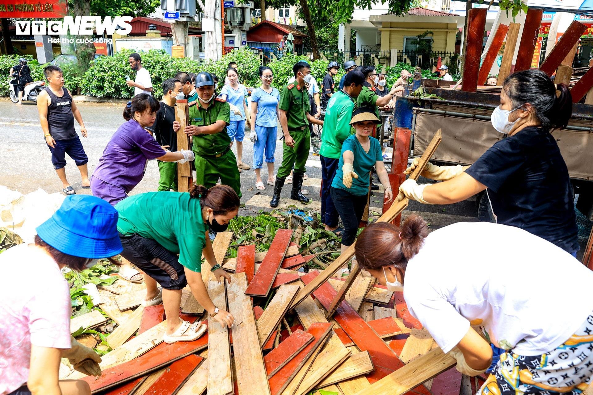 Lũ rút , người dân Tứ Liên tất tả dọn dẹp nhà cửa sau lũ - Ảnh 5.