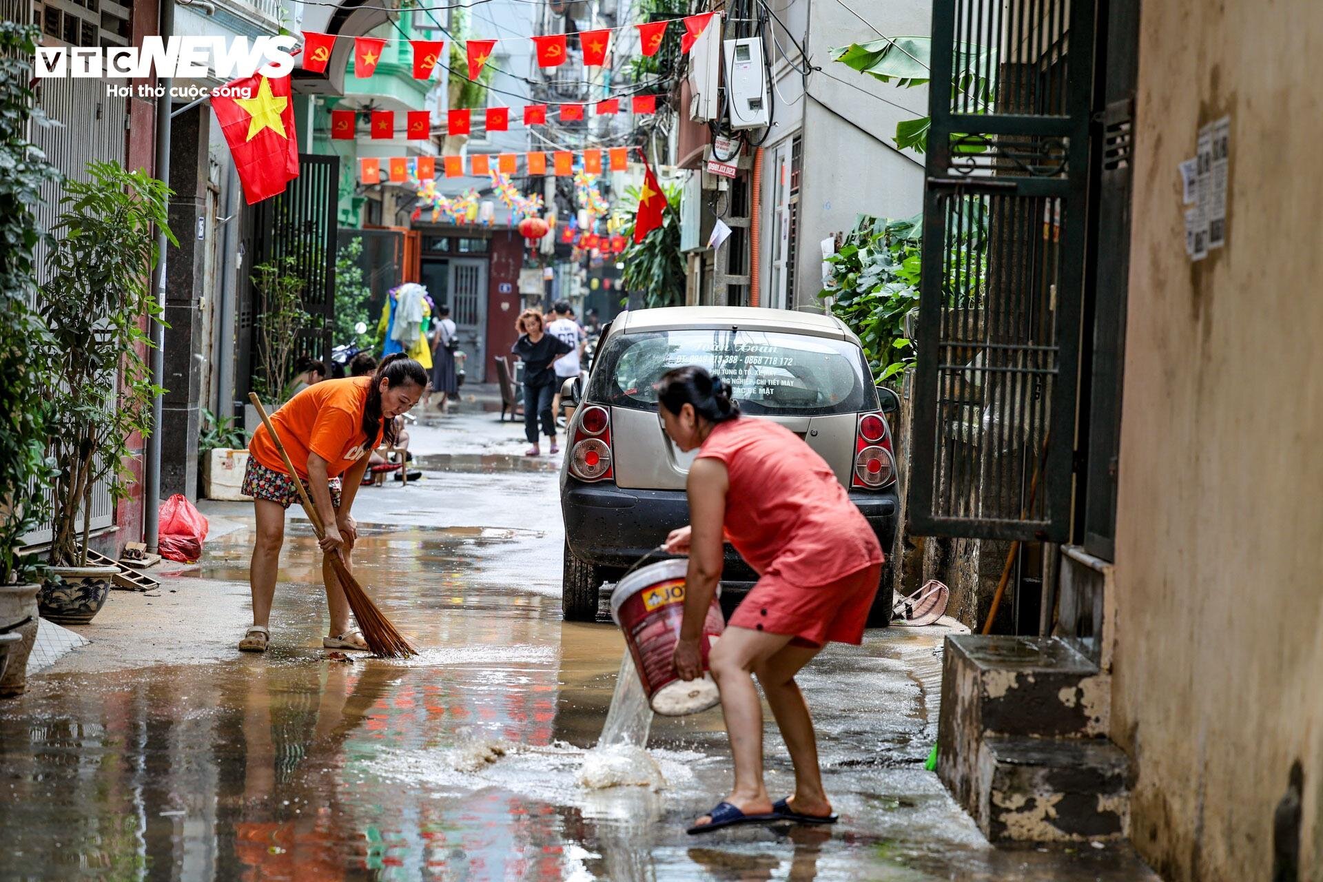 Lũ rút , người dân Tứ Liên tất tả dọn dẹp nhà cửa sau lũ - Ảnh 11.