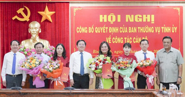 Ban Thường vụ tỉnh ủy Bình Định công bố quyết định điều động cán bộ mới - Ảnh 1.